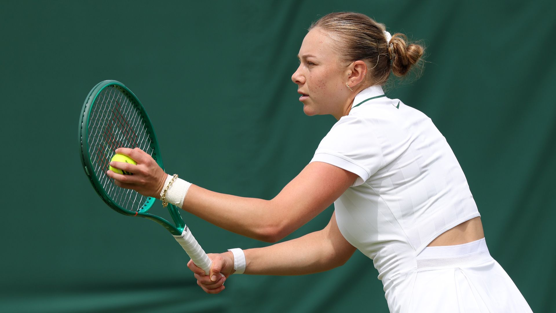 Anisimova advances at Wimbledon
