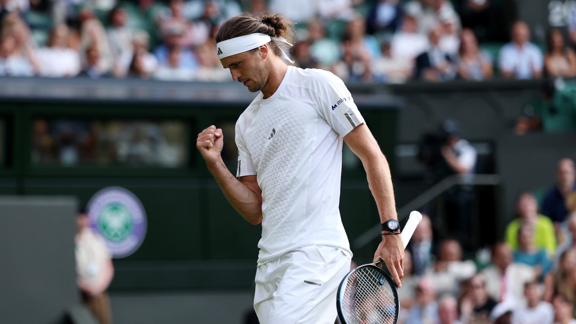 Zverev through to Wimbledon R2