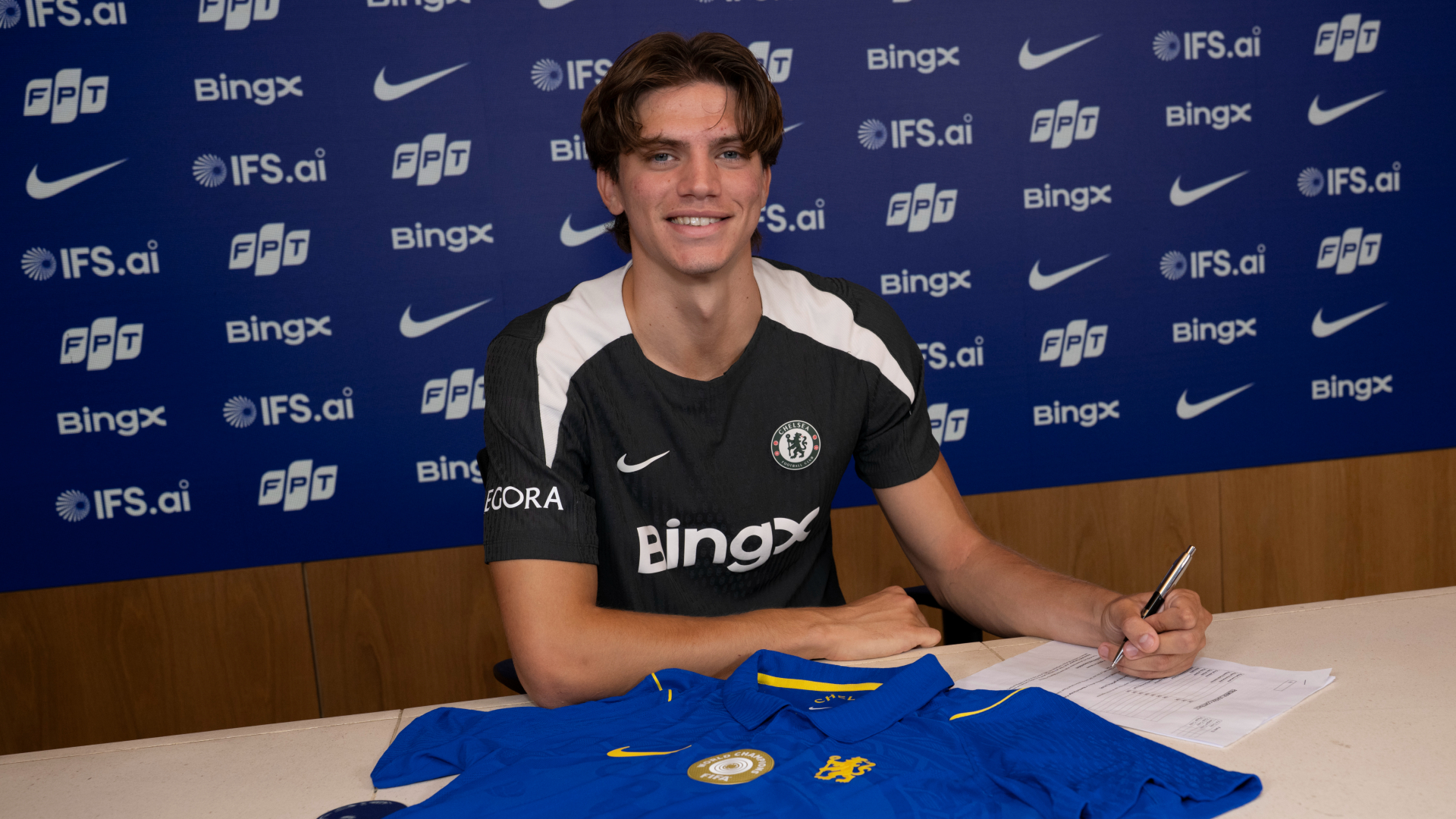 Chelsea complete Palestra transfer