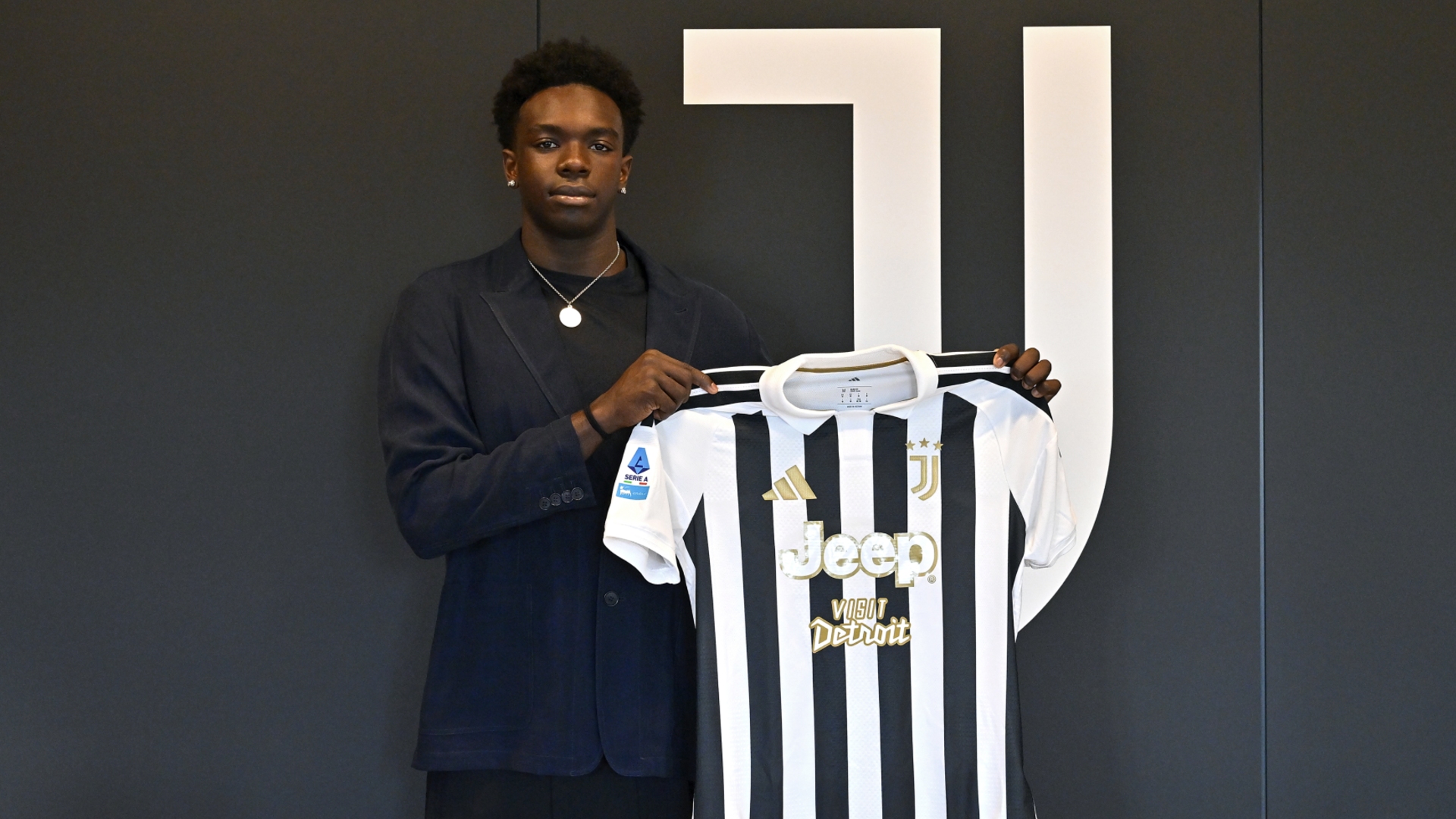 Ekhator joins Juventus from Genoa
