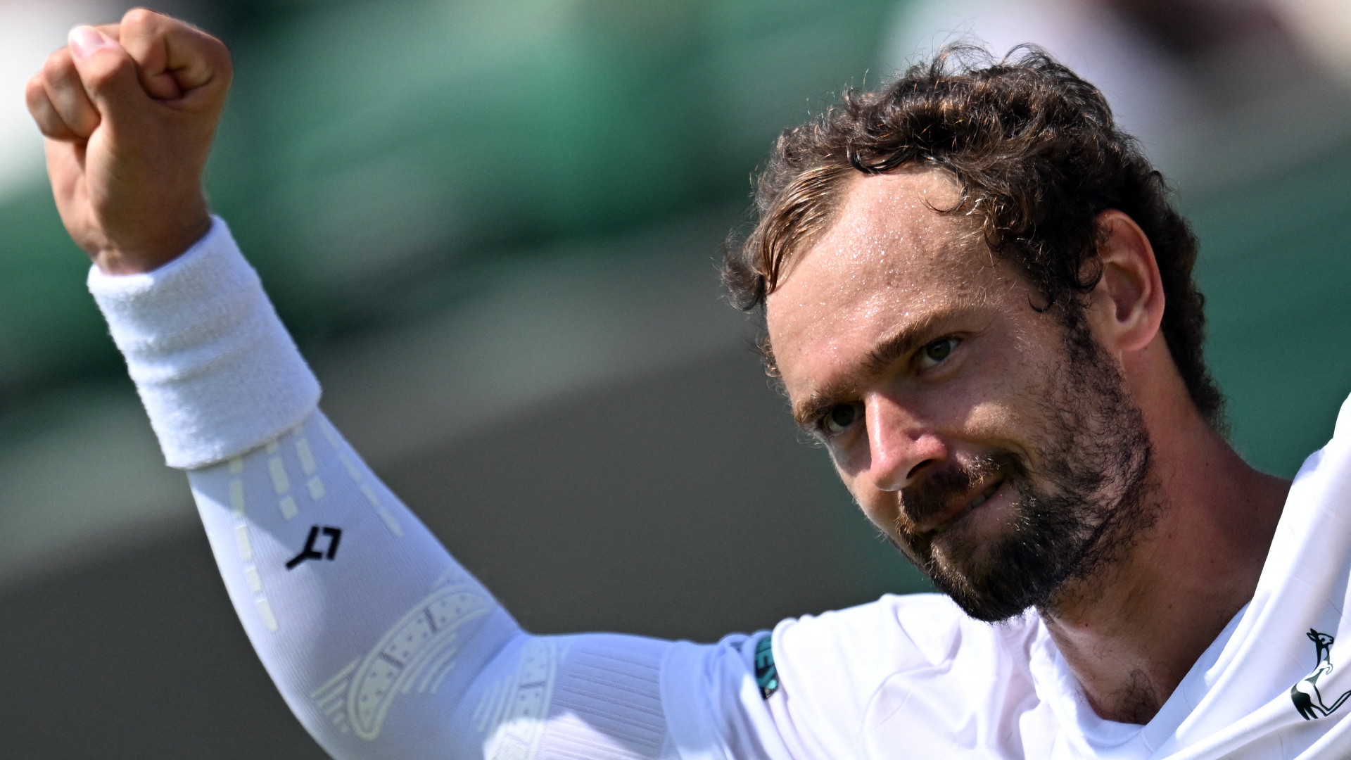 Safiullin stuns Fonseca at SW19