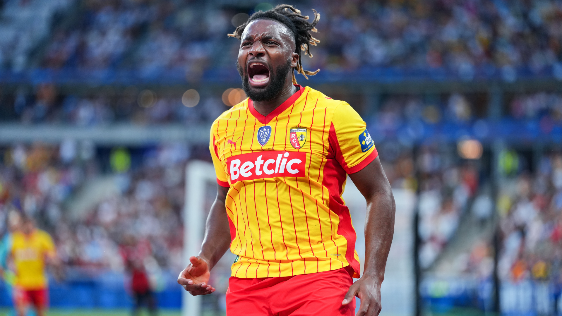Saint-Maximin signs for Charlotte