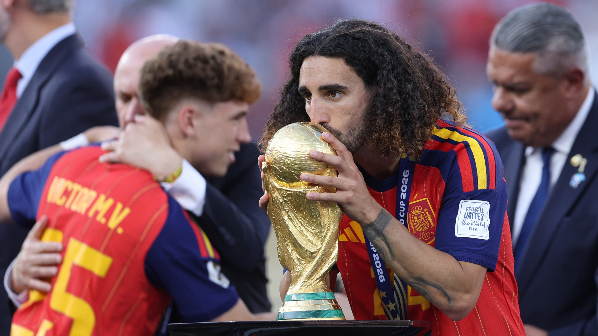 Cucurella gets De la Fuente tattoo