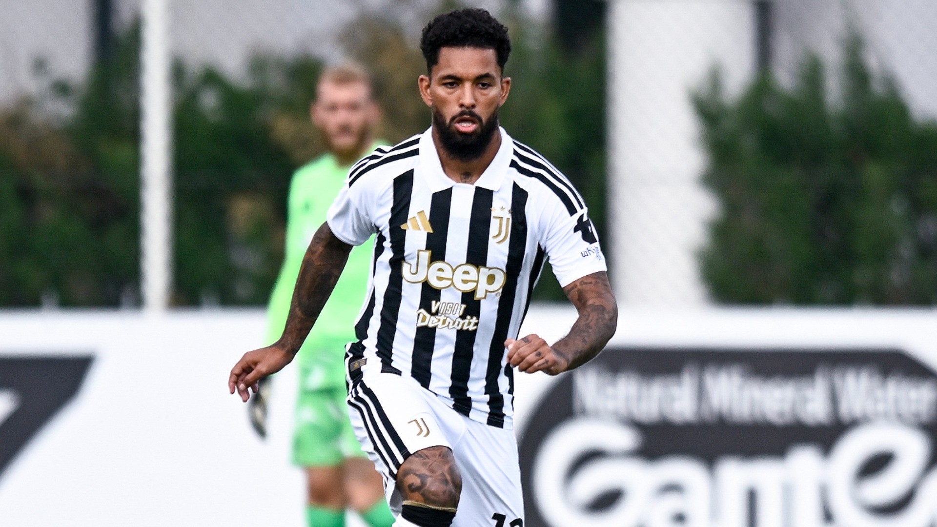 Douglas Luiz could stay with Juve