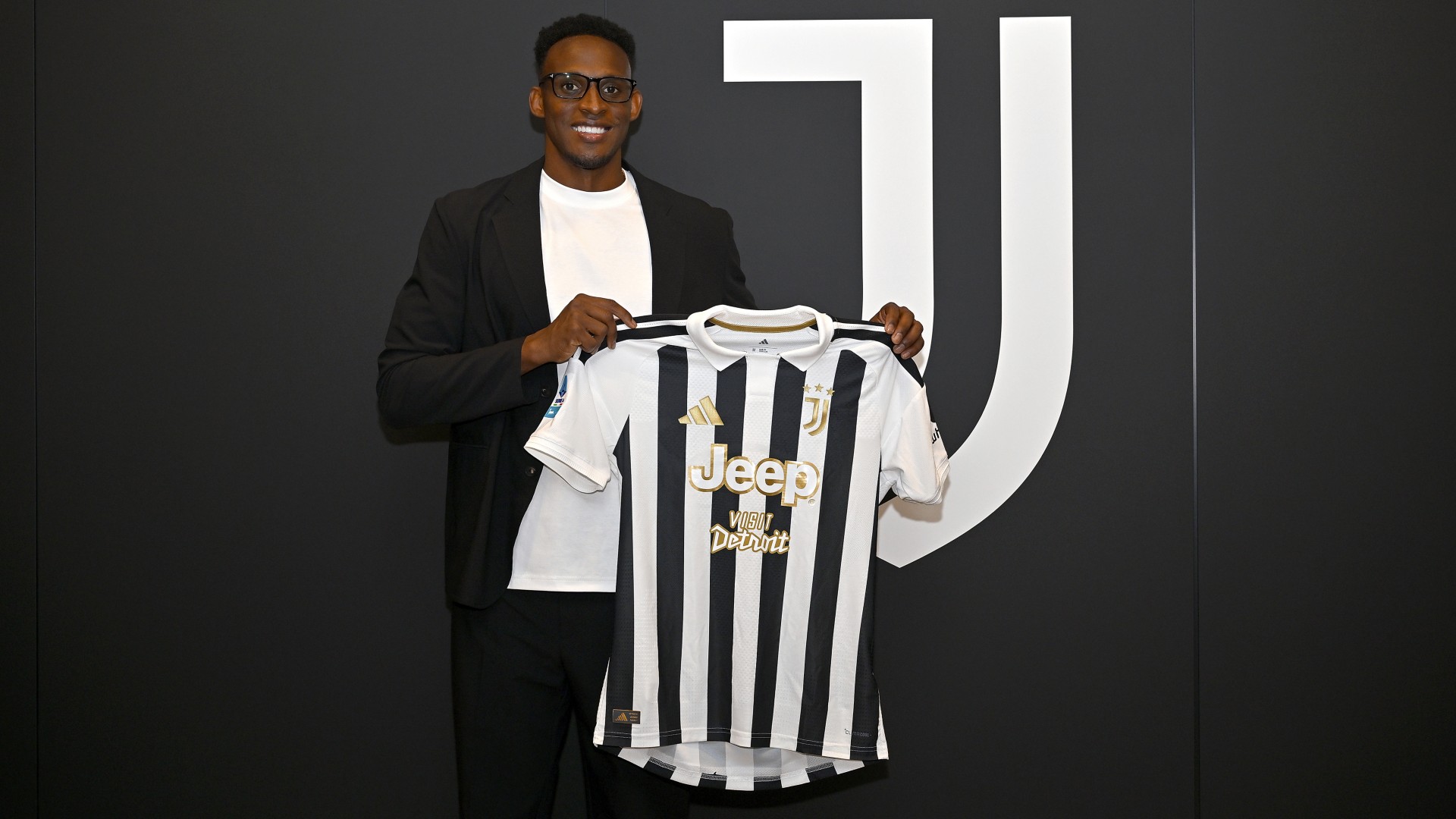 Juventus sign Lucumi
