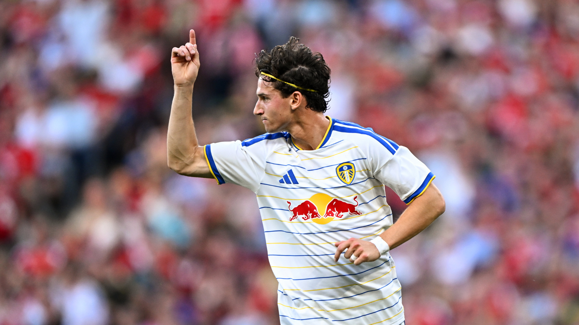 Aaronson signs new Leeds contract