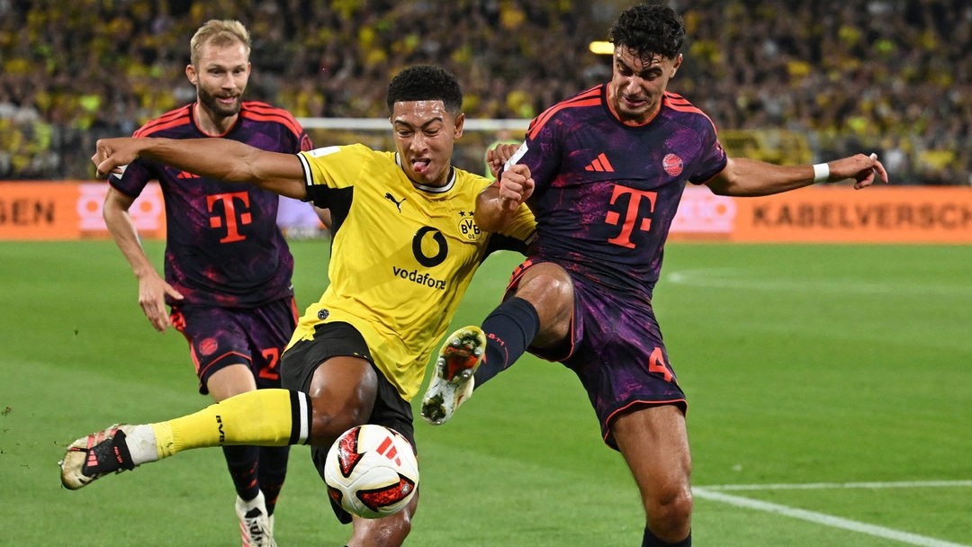 Para pemain Bayern Munich merayakan kemenangan trofi Franz Beckenbauer Supercup di lapangan.