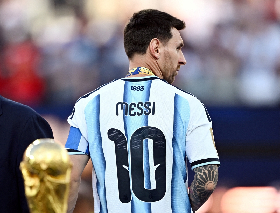 Argentina Urged to Retire No. 10 From National Team Following Lionel Messi's Departure - beIN SPORTS thumbnail