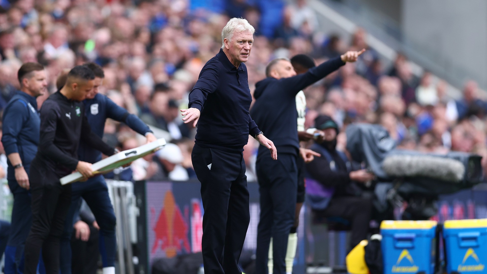 Moyes praises 'tight-knit' Everton