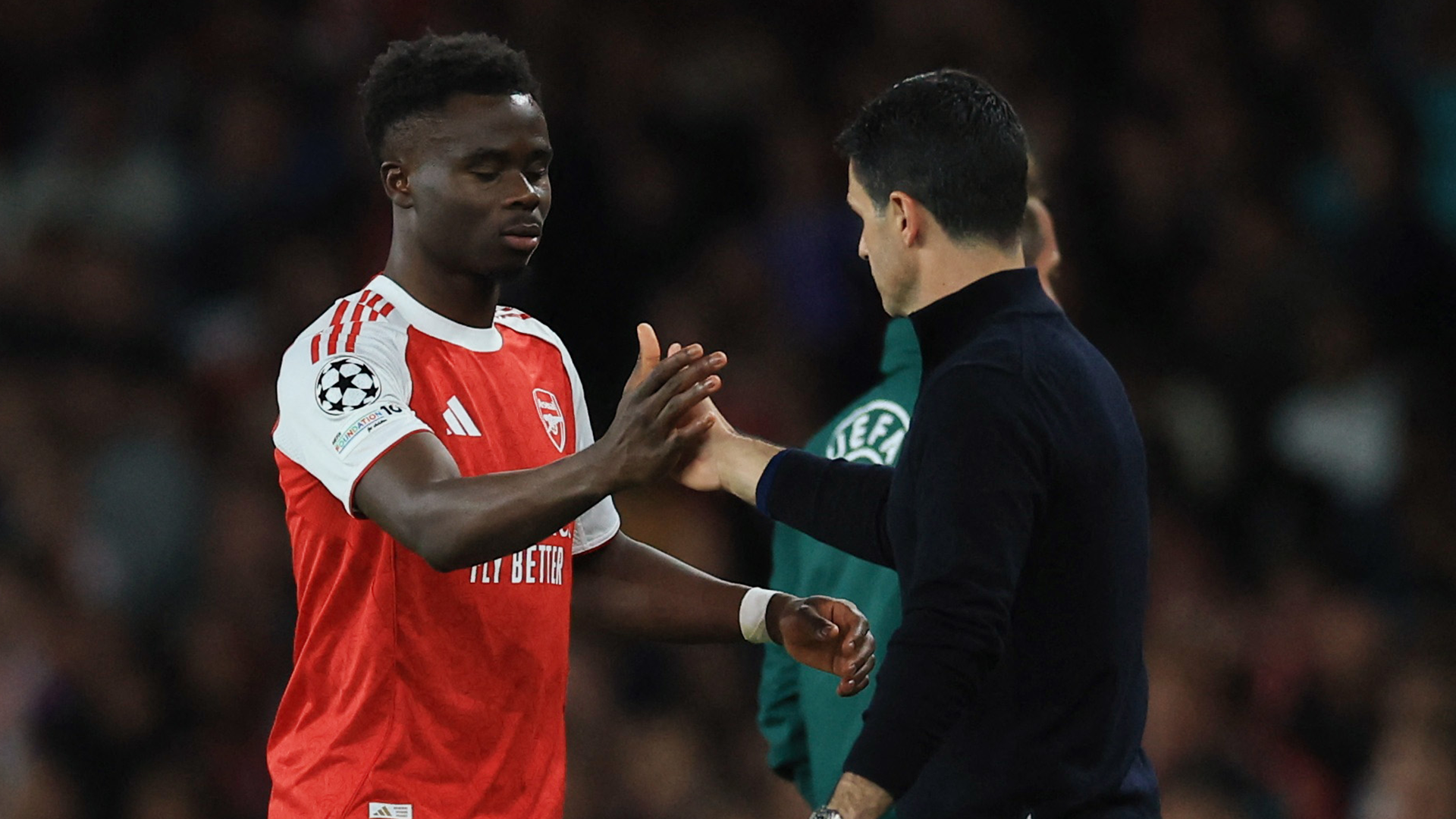 Bukayo Saka y Mikel Arteta