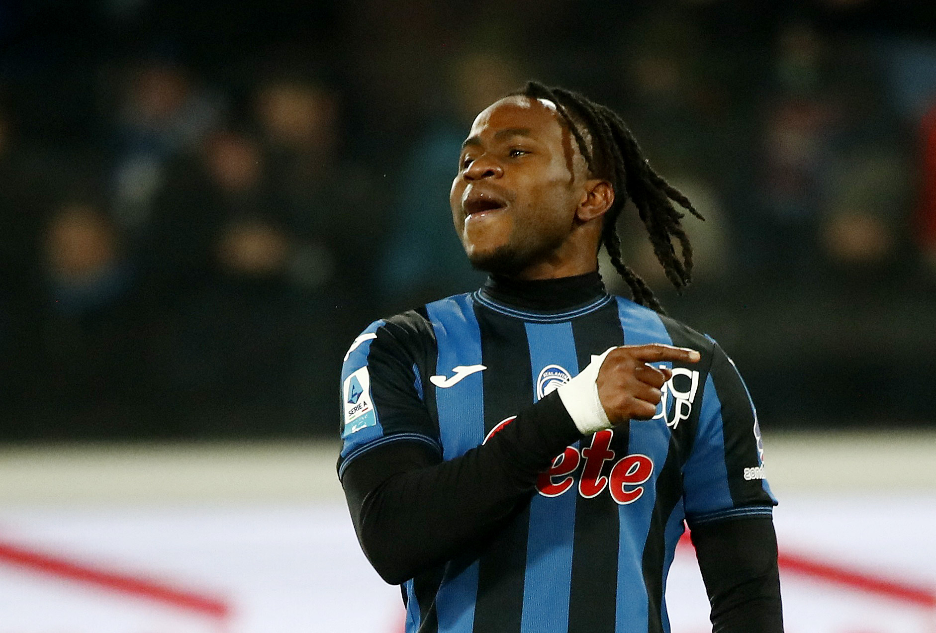 Ademola Lookman doigt