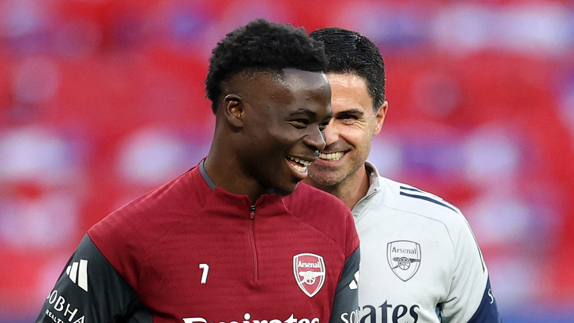 Bukayo Saka y Mikel Arteta