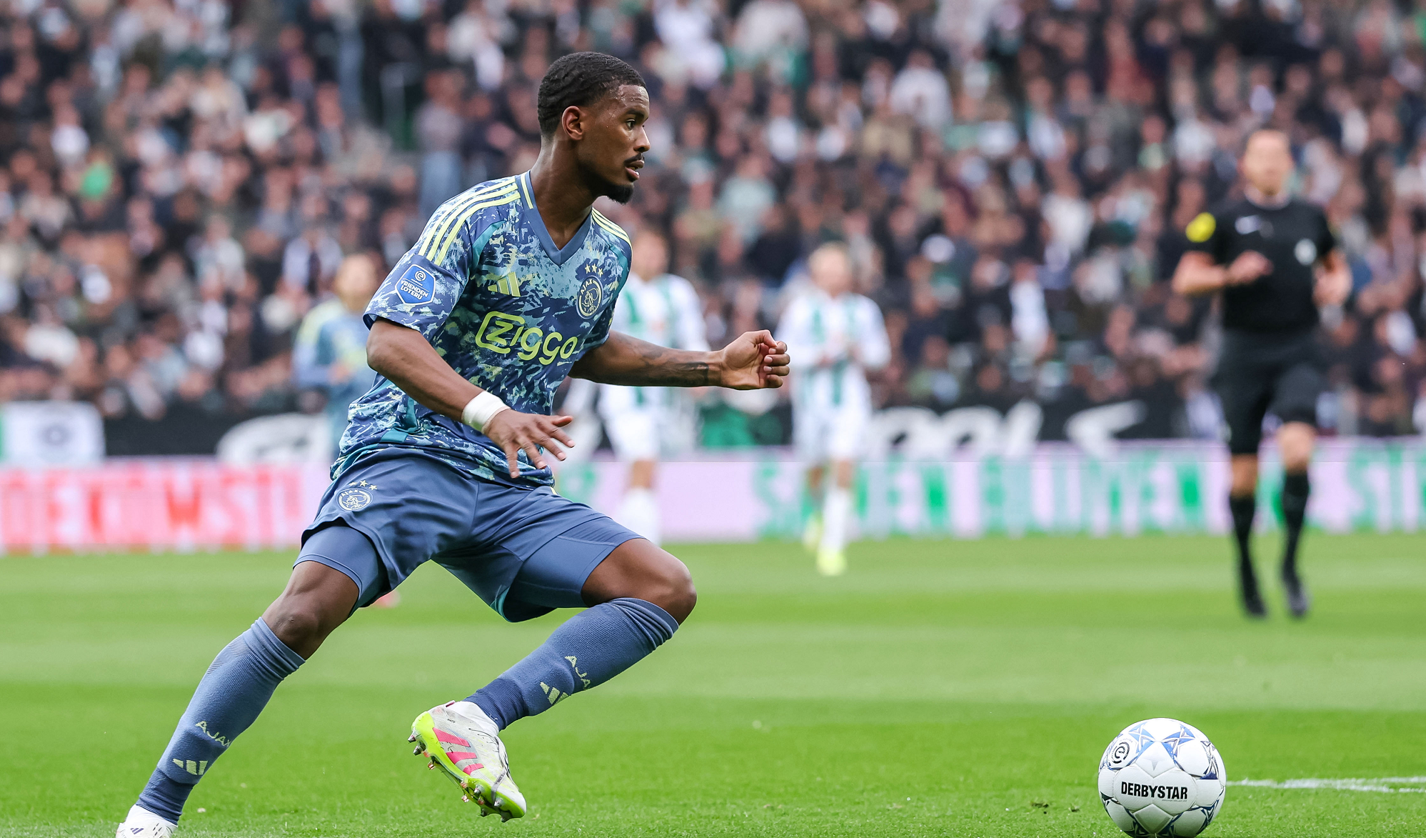 Chelsea sign Dutch defender Hato
