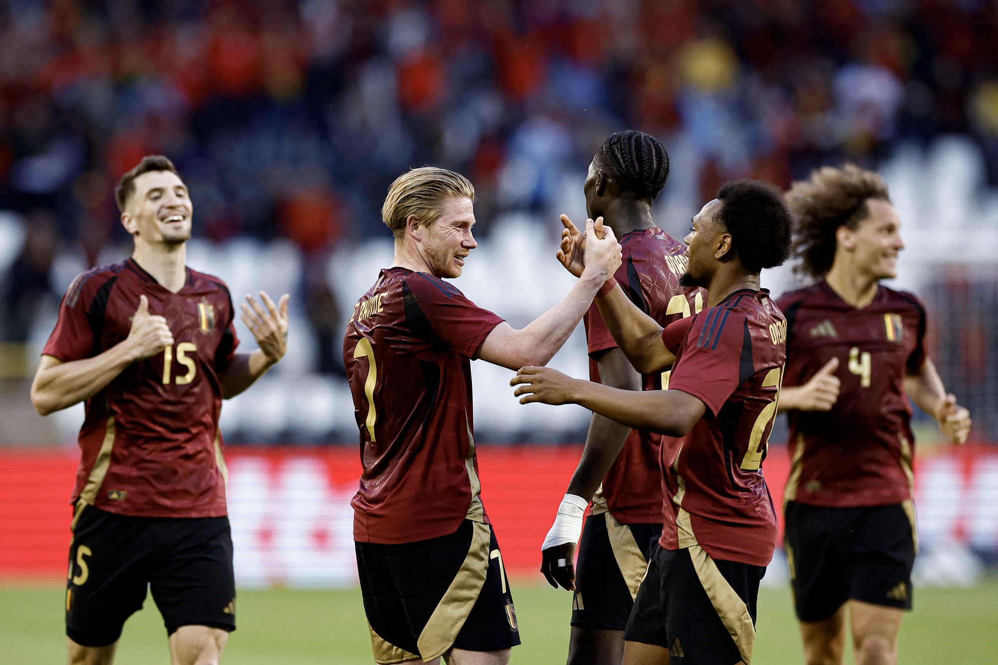 De Bruyne (2nd L) celebrates