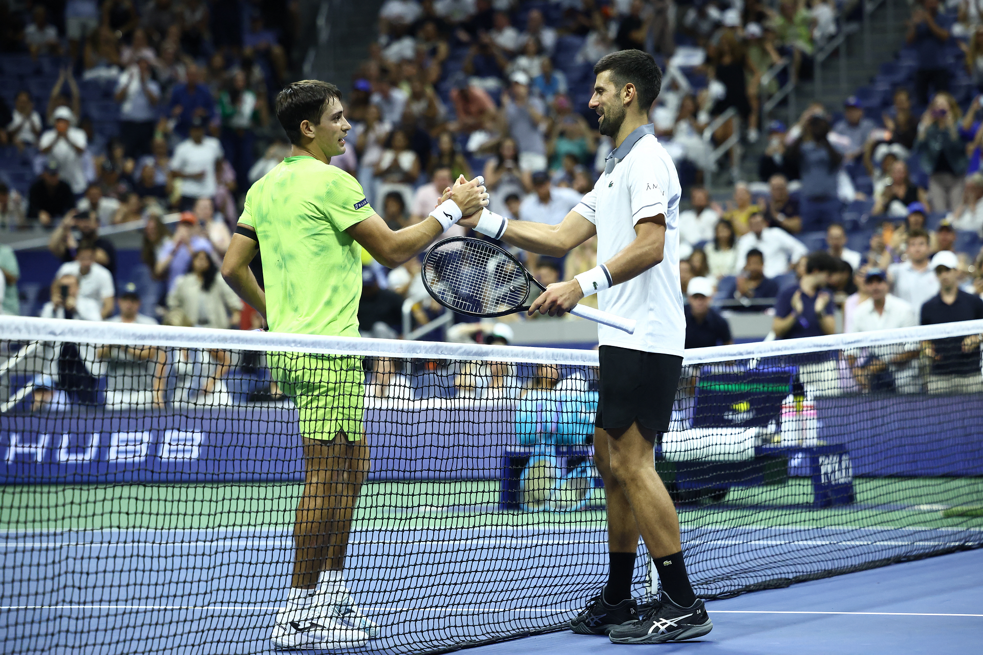 Djokovic shakes hands
