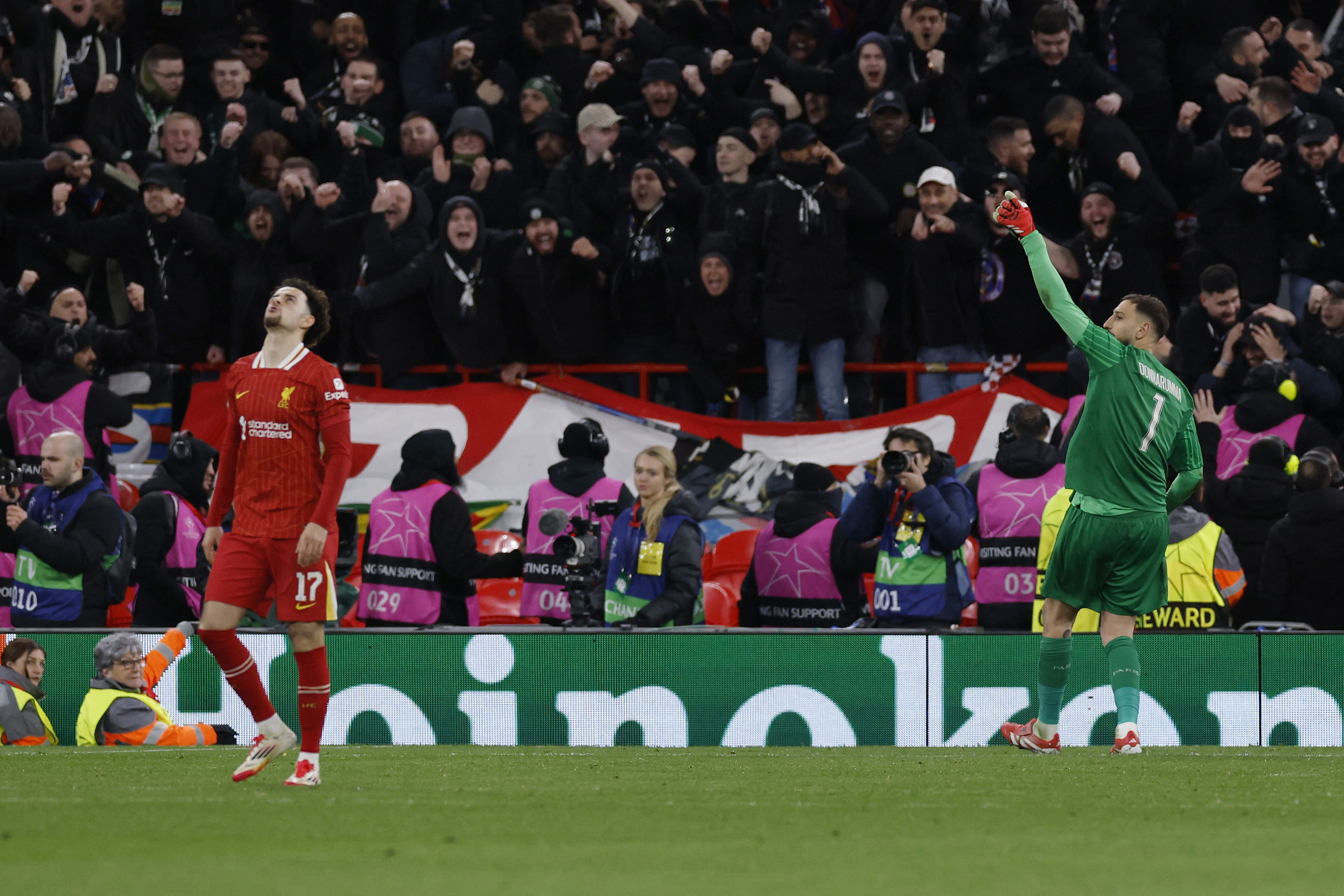 Donnarumma poing levé face à Curtis Jones