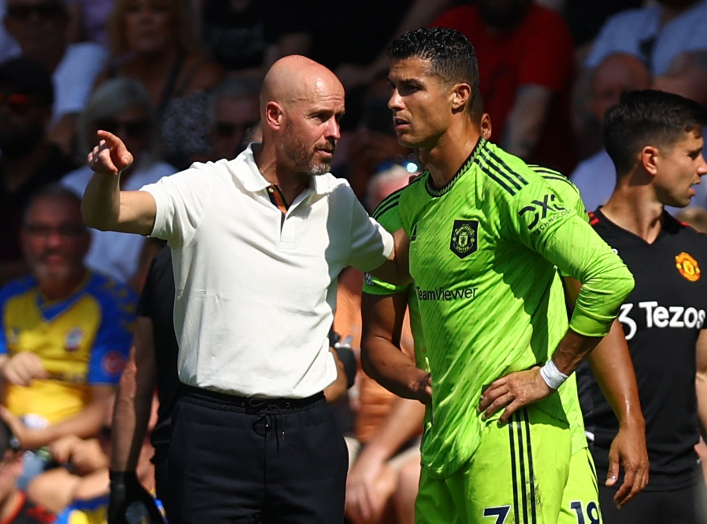 Erik Ten Hag discute avec Cristiano Ronaldo