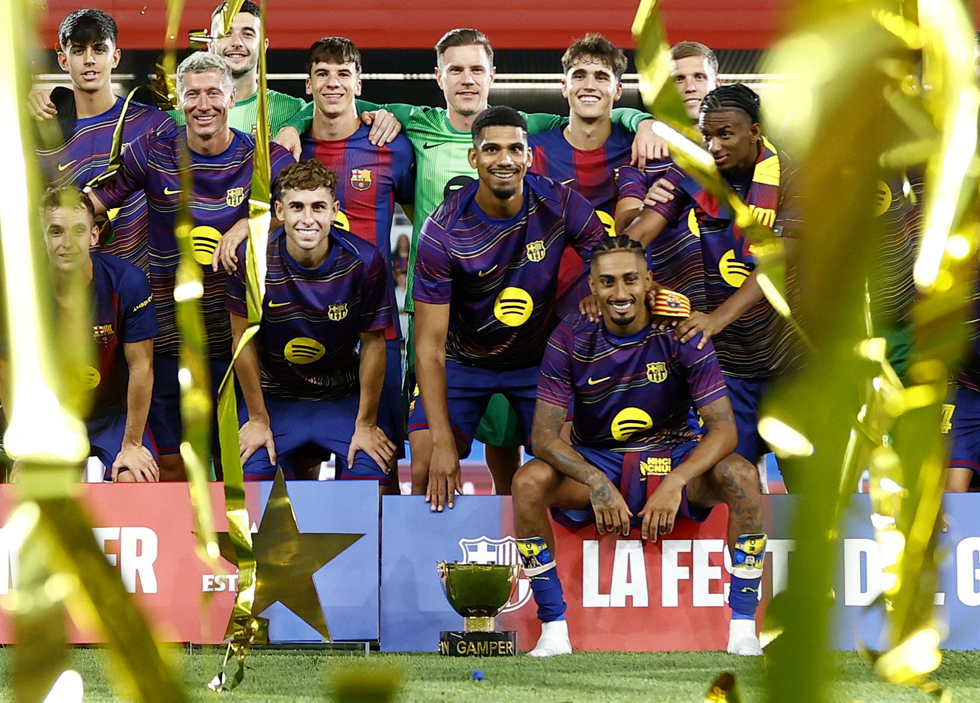 FC Barcelona players pose with Joan Gamper Trophy