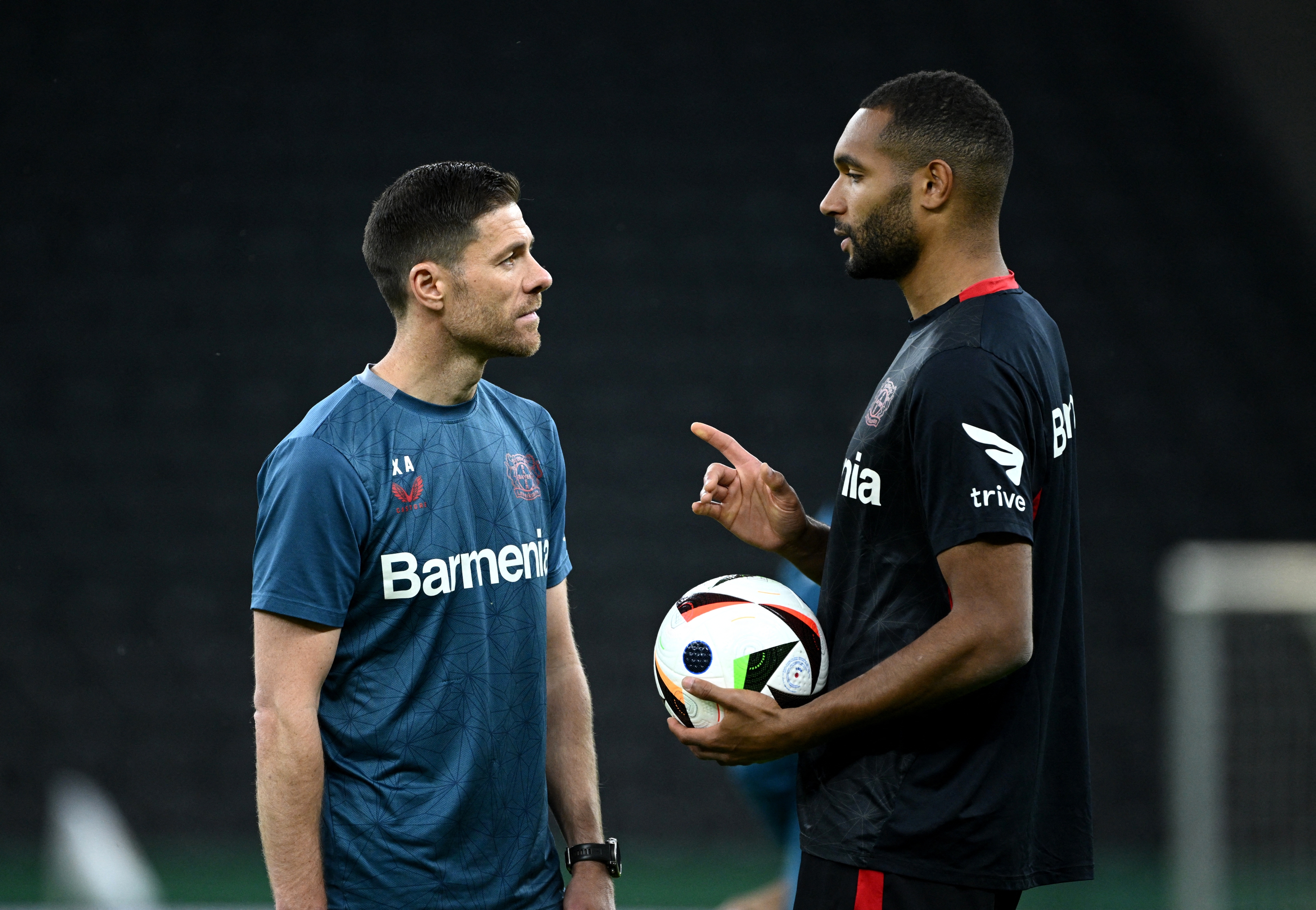 Jonathan Tah et Xabi Alonso