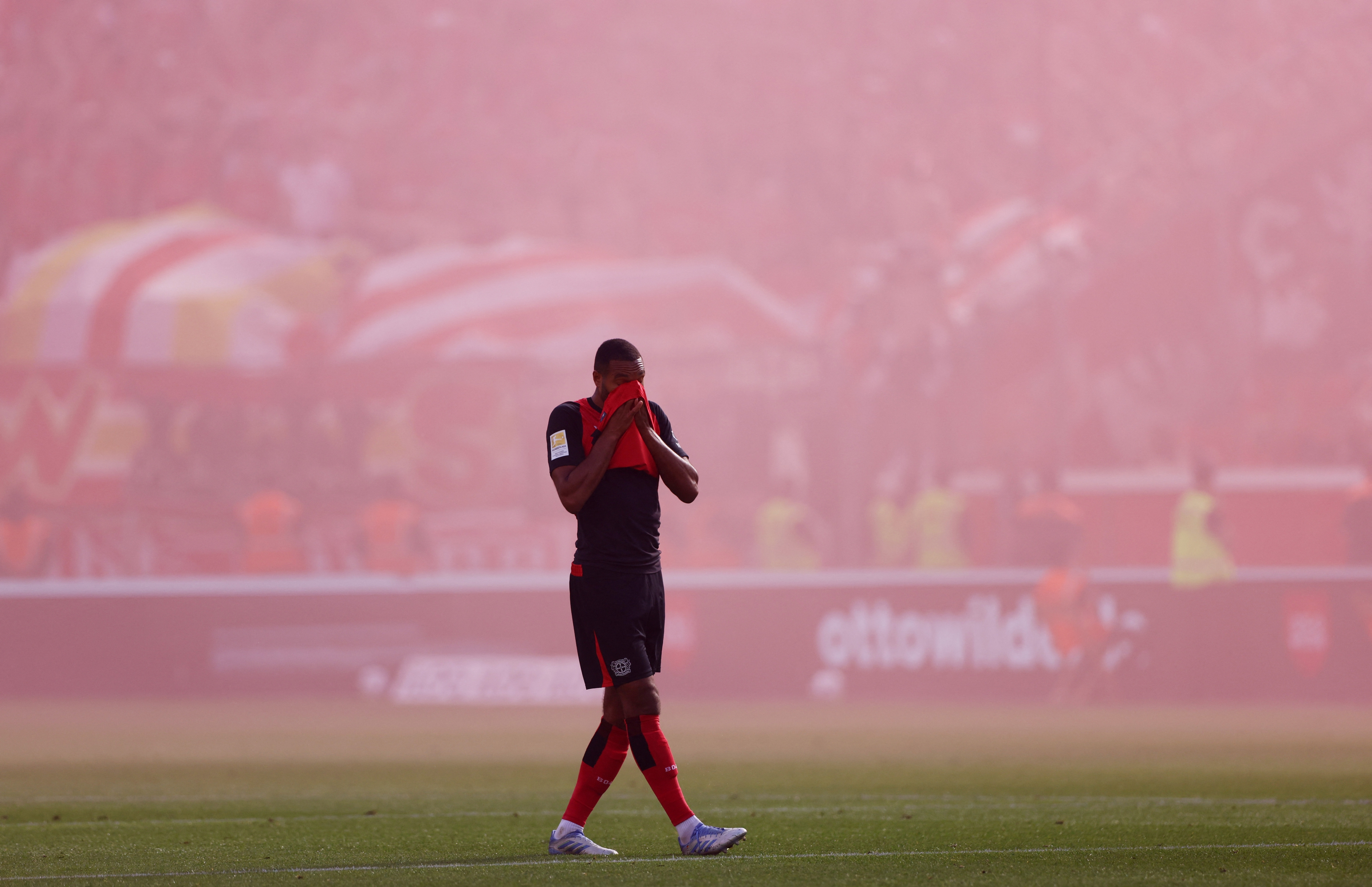 Jonathan Tah fumée Bayer