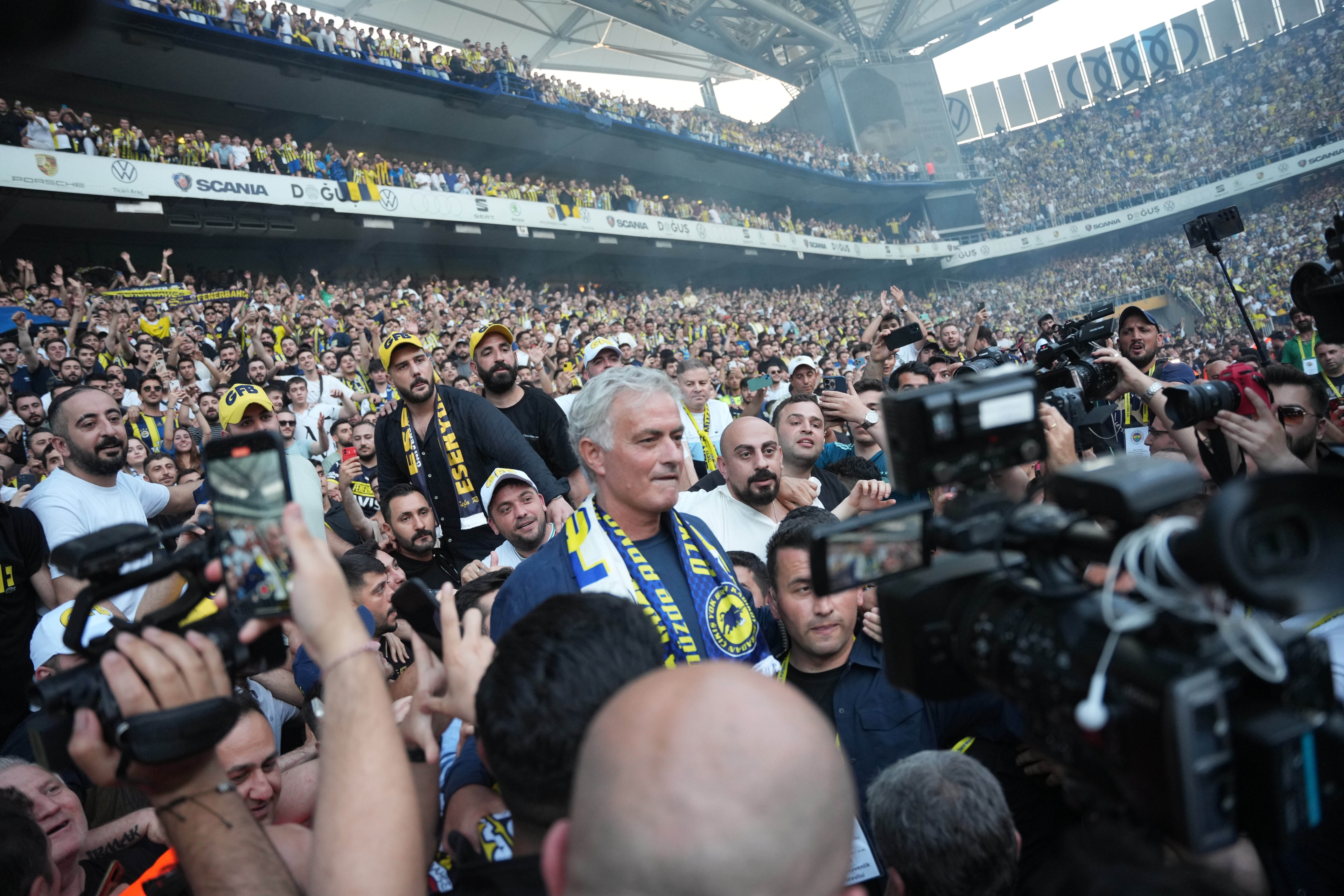 José Mourinho accueilli par Fenerbahçe