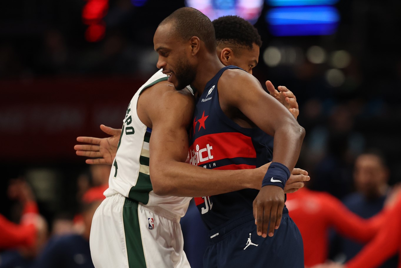 Khris Middleton et Giannis Antetokounmpo