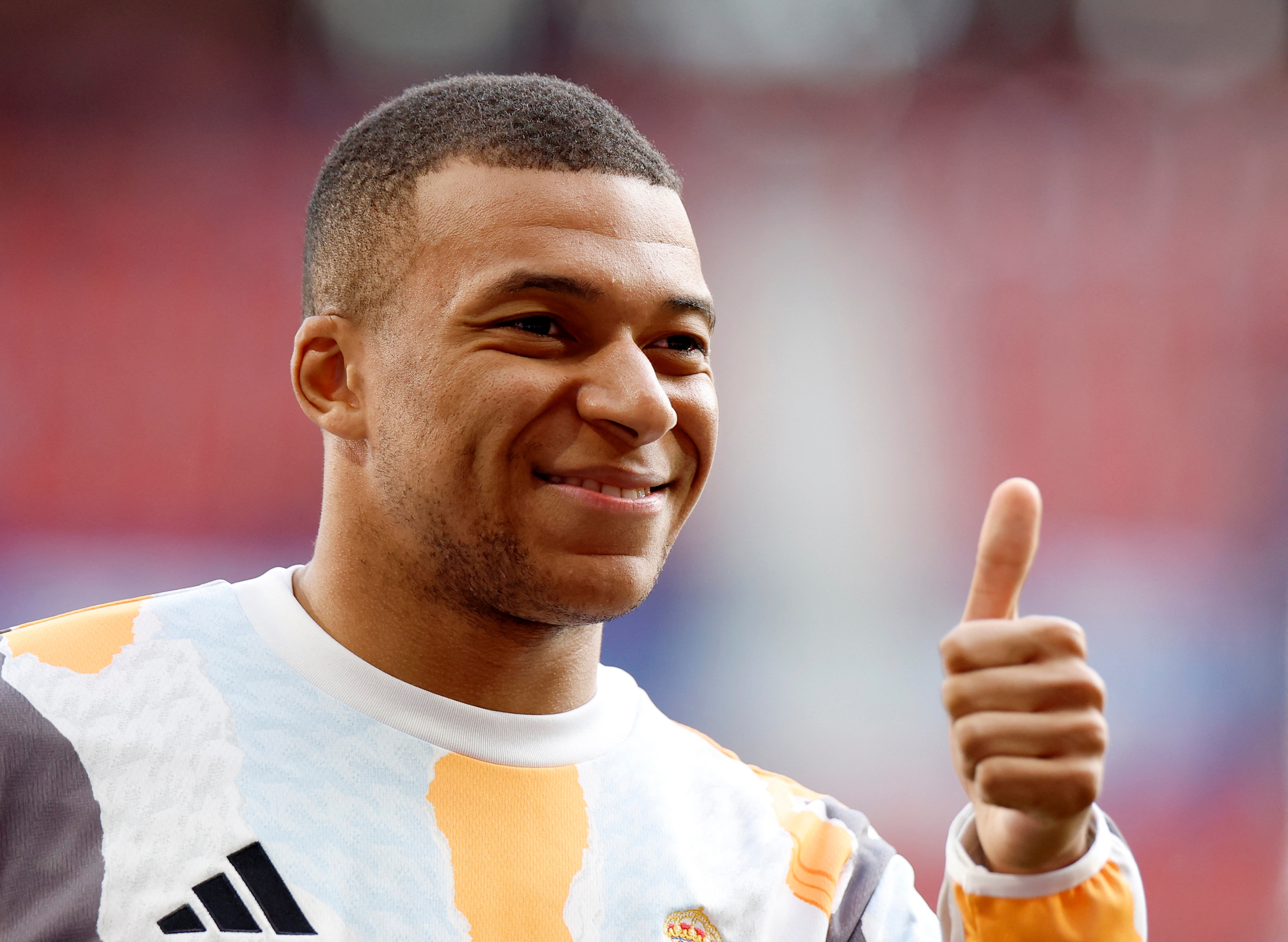 Kylian Mbappé pouce levé