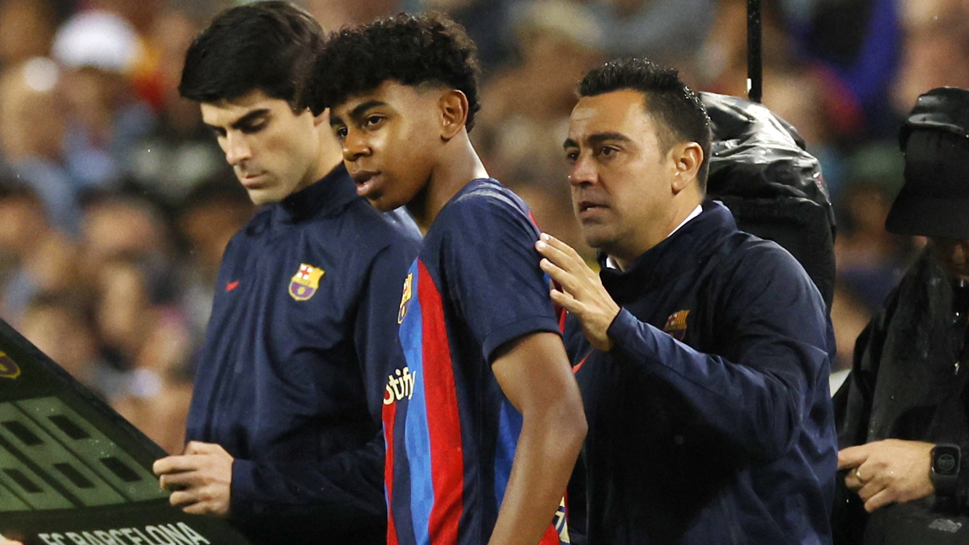 Lamine Yamal y Xavi Hernández