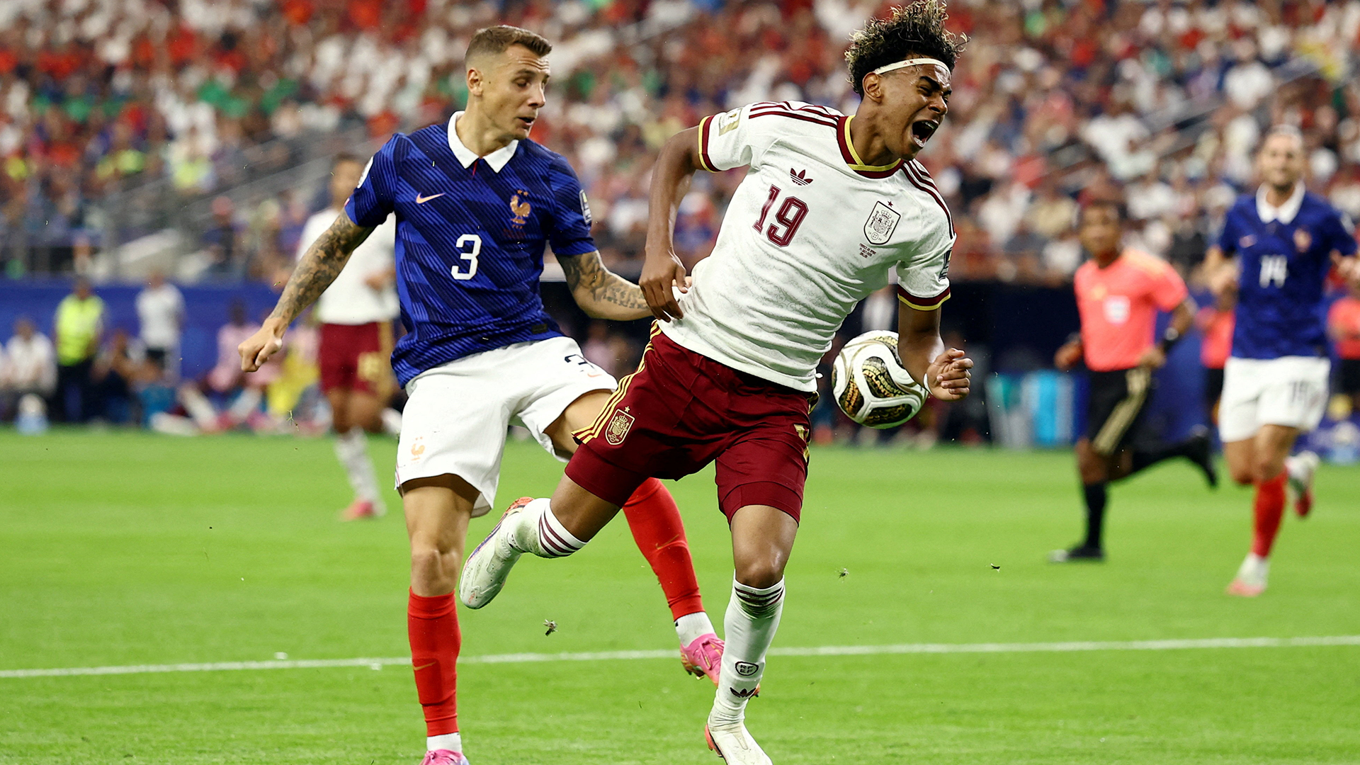Lucas Digne y Lamine Yamal