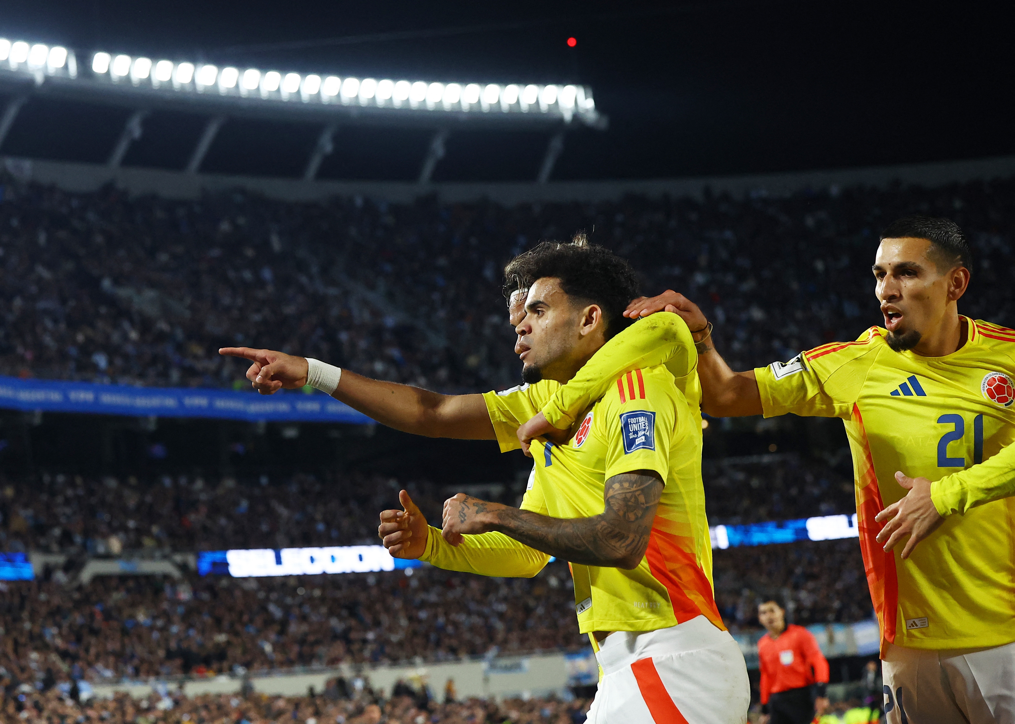 Luis Diaz colombie doigt