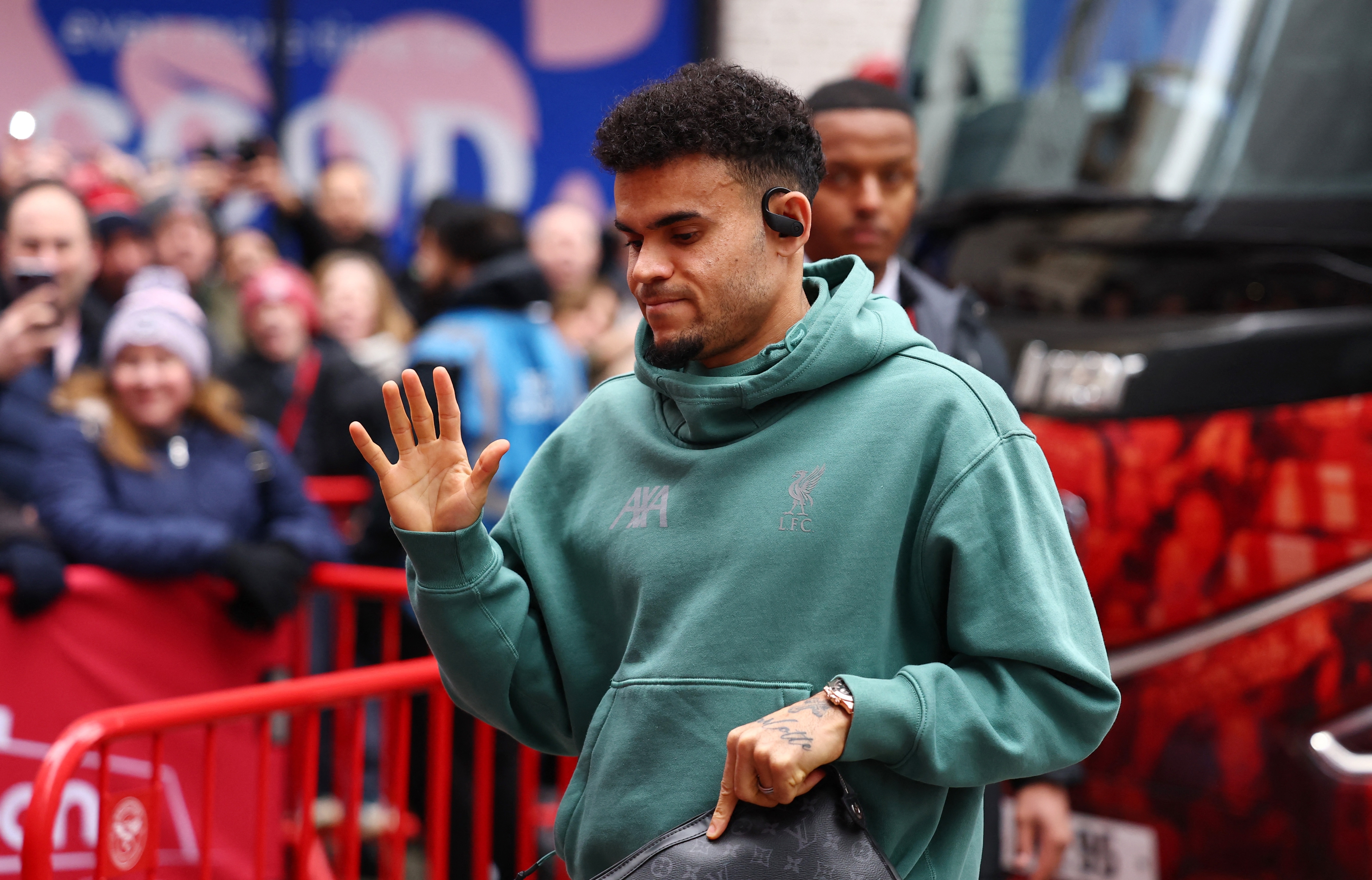 Luis Diaz signe main