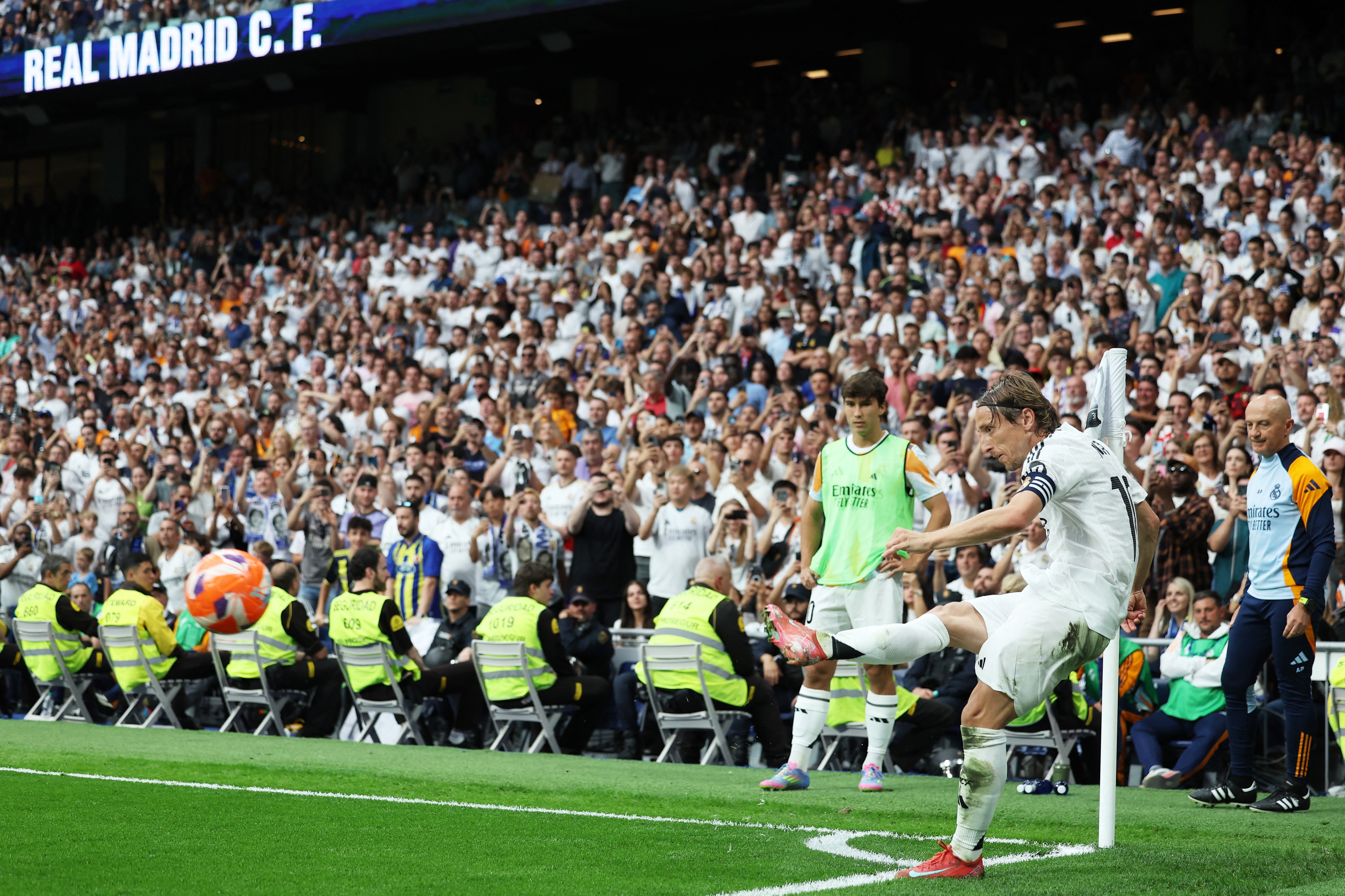 Luka Modri corner Real