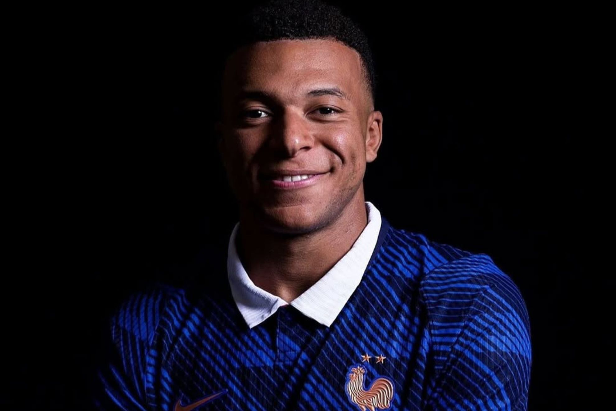 Mbappé keeps an eye on France's training session