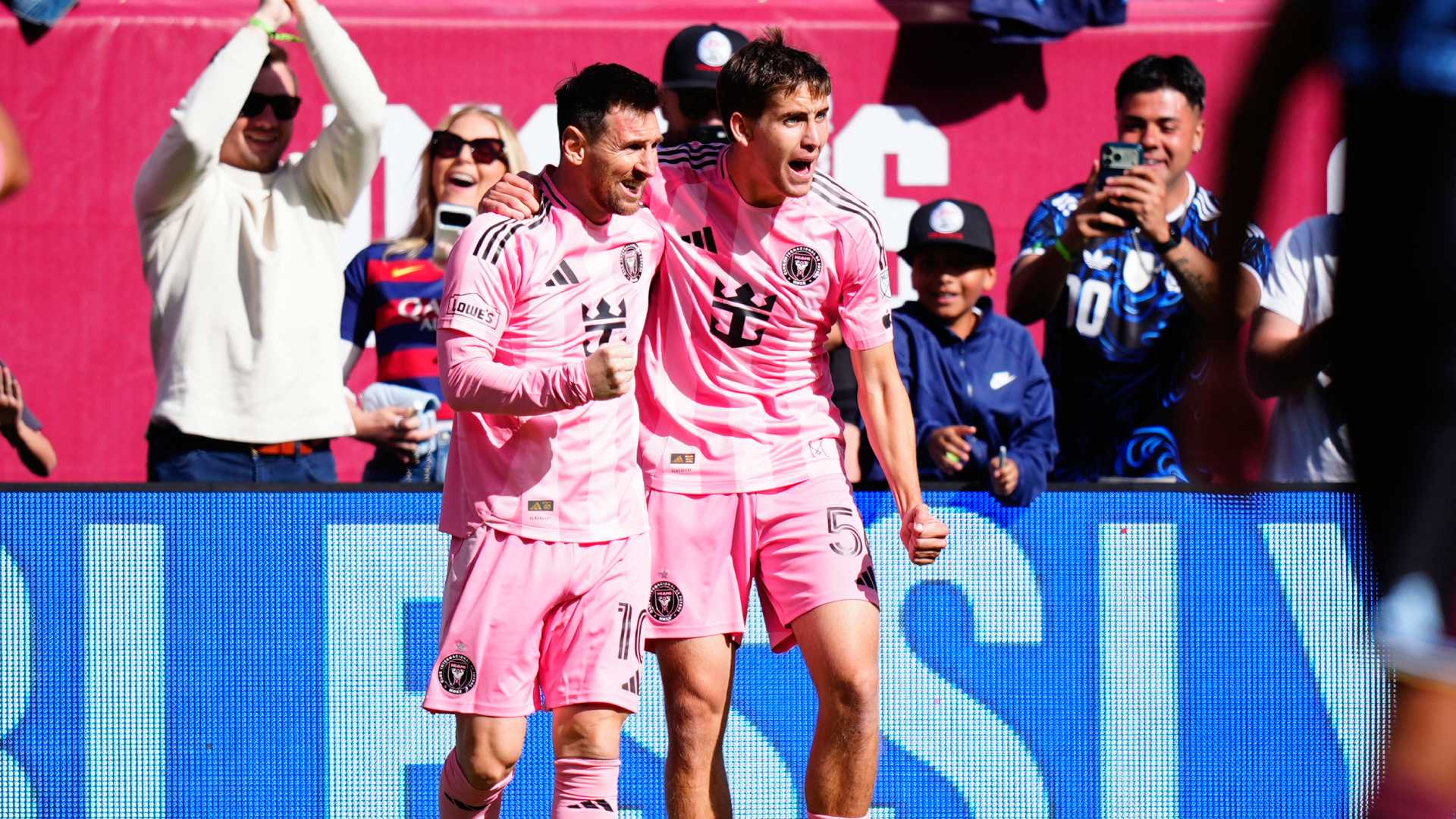 Messi festeja su gol junto a Pinter