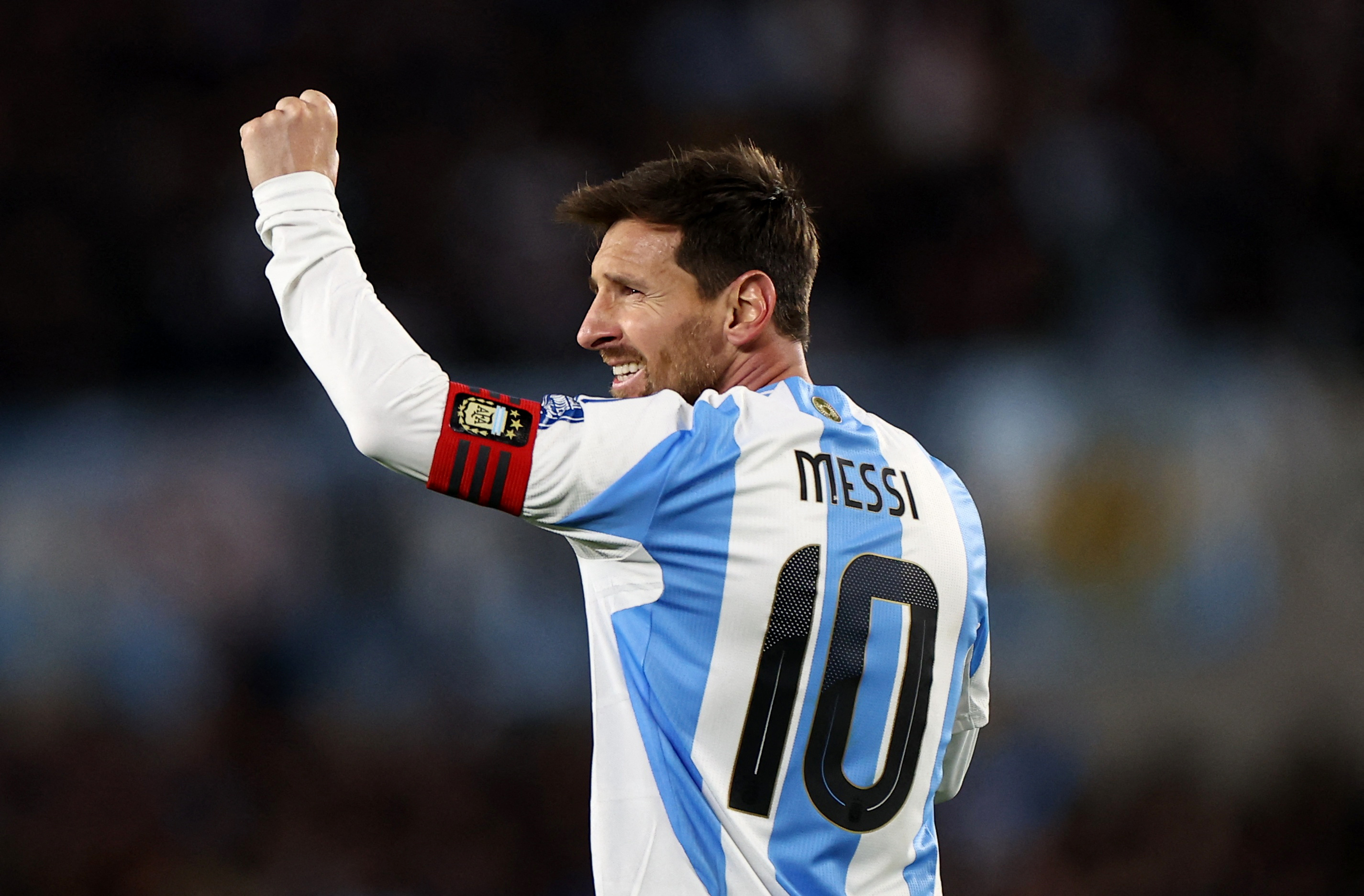 Messi poing levé