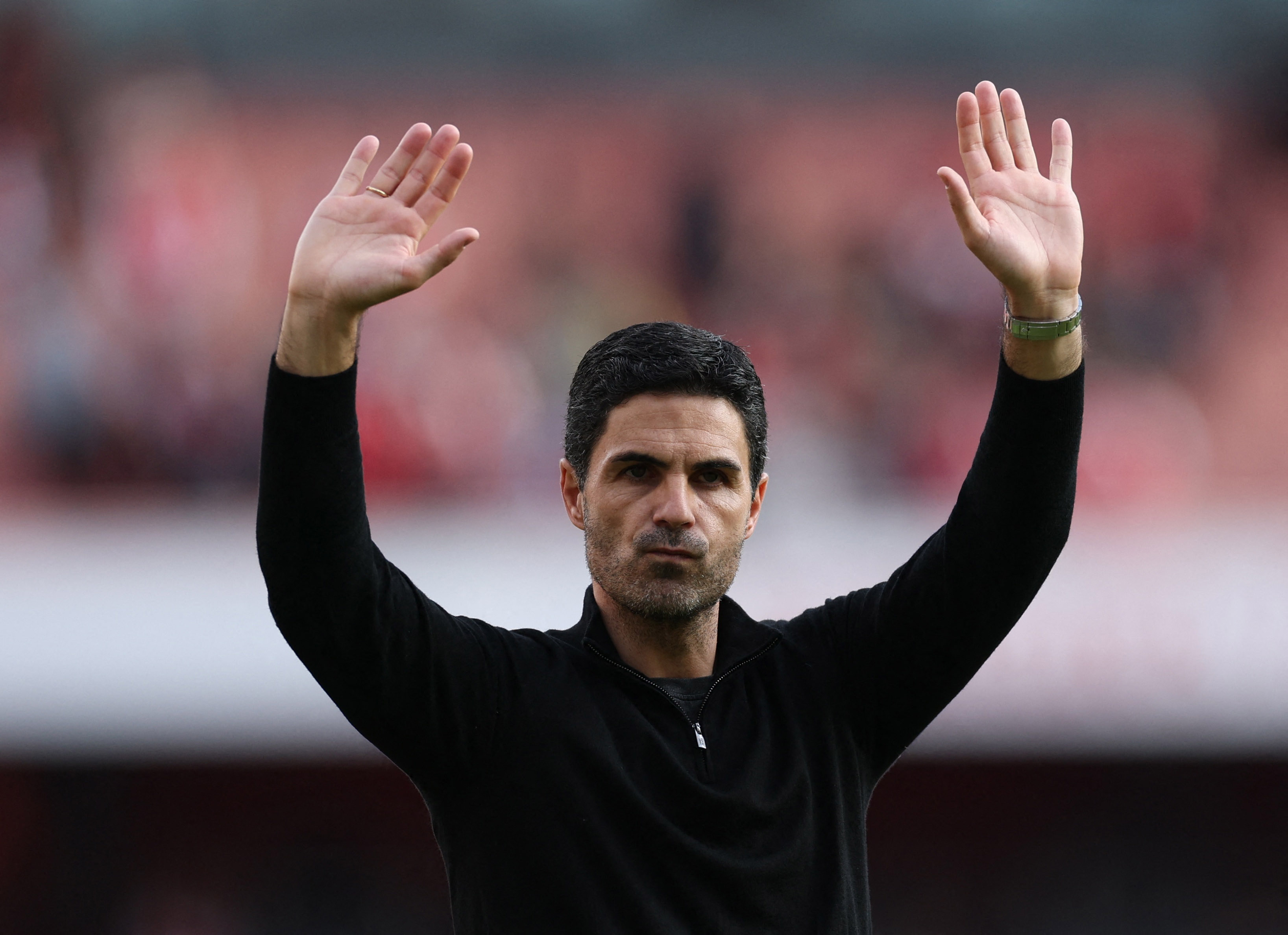 Mikel Arteta Arsenal signe mains