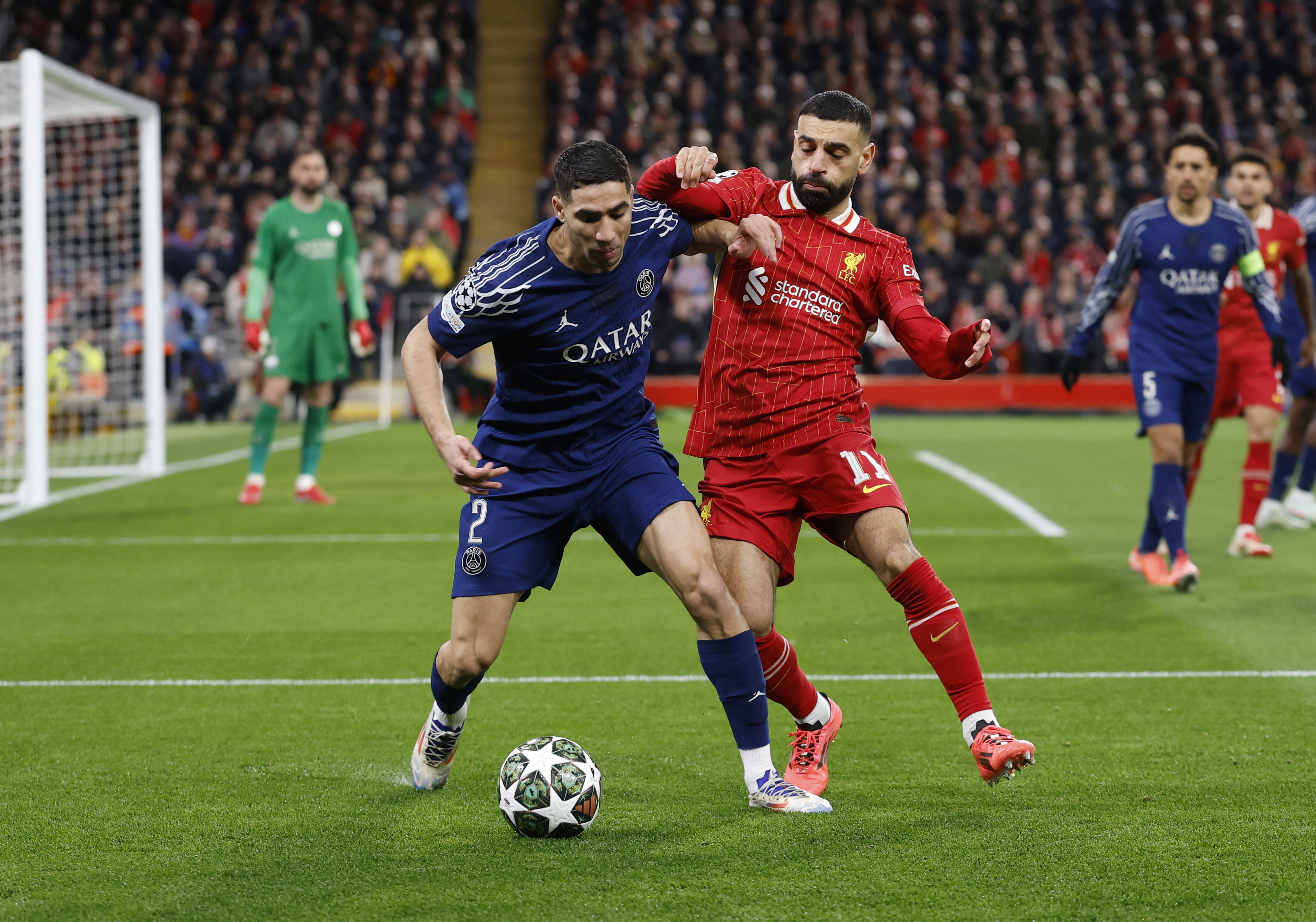 Mohamed Salah au duel avec Achraf Hakimir