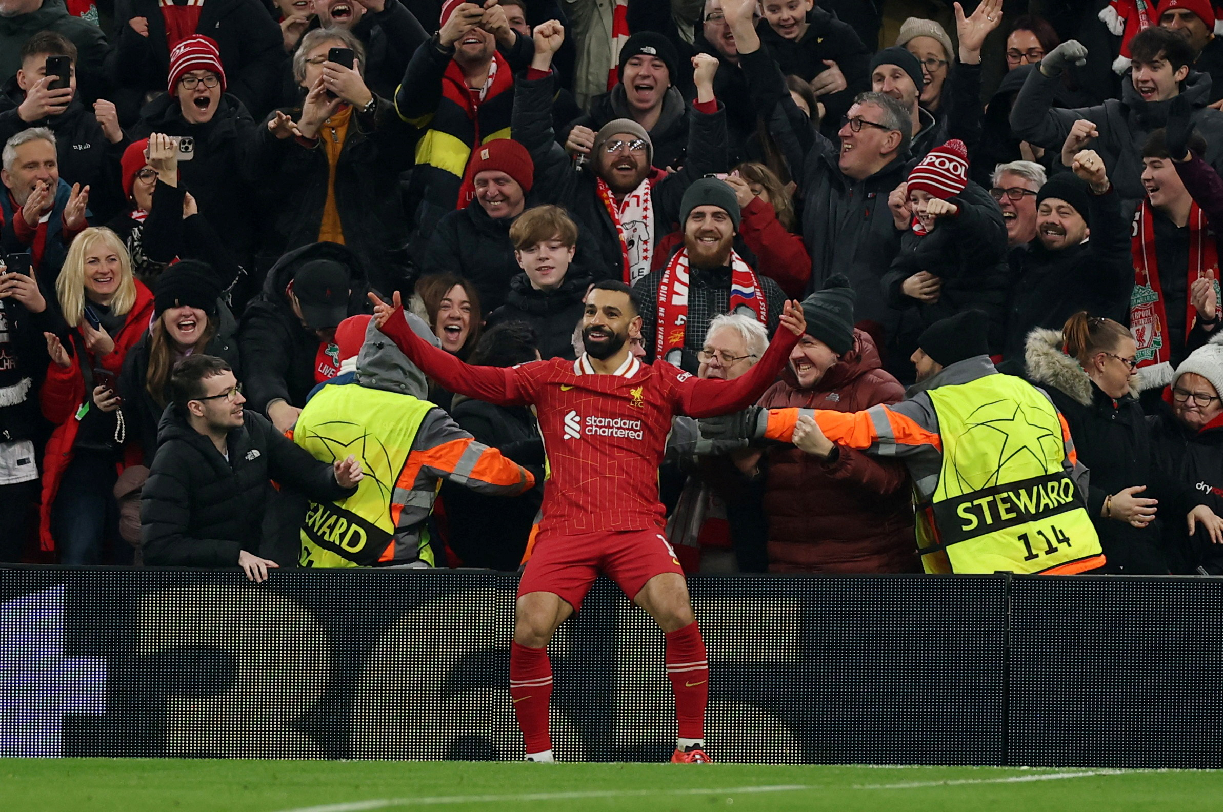 Mohamed Salah congratulé par Anfiled