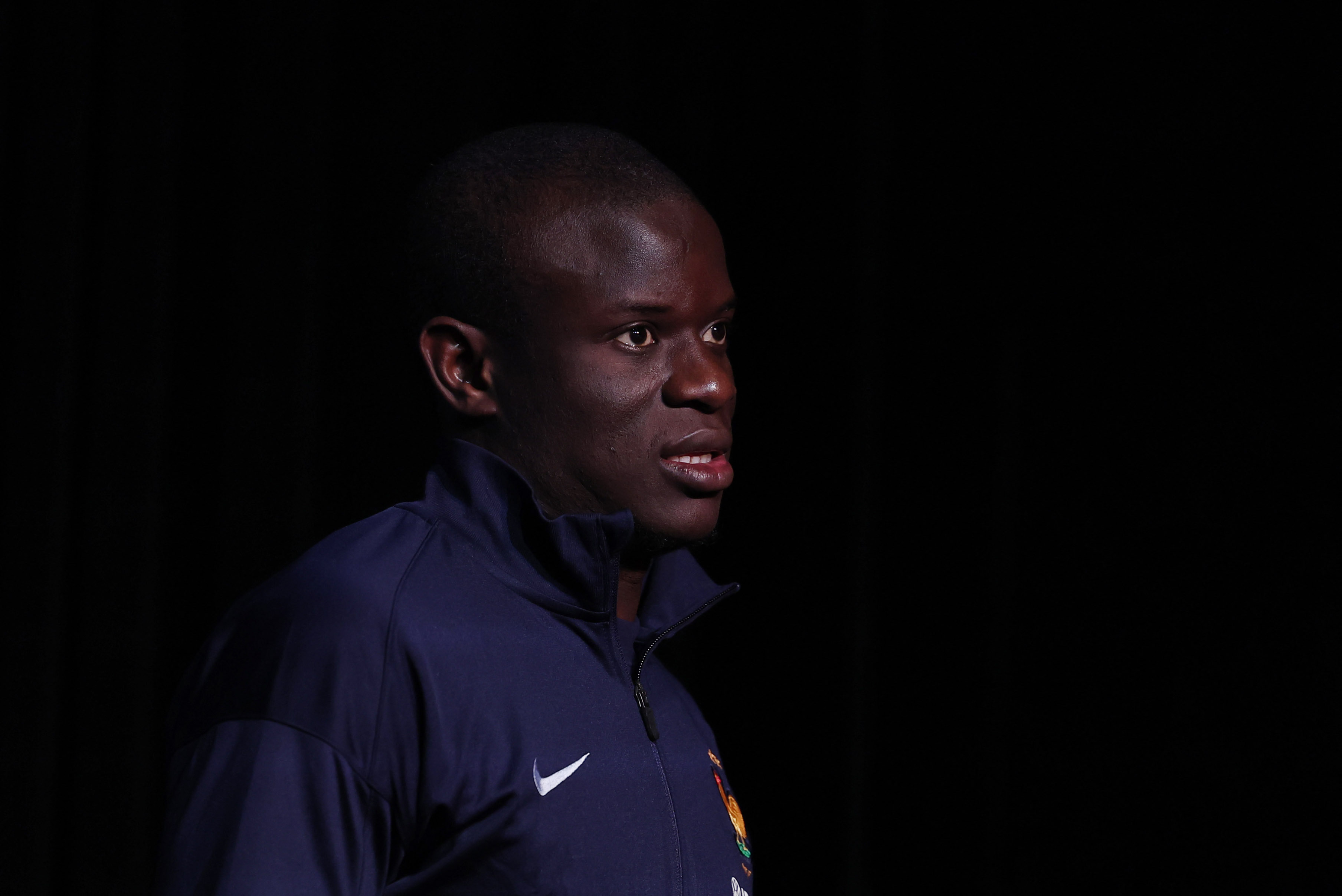 N'Golo Kanté fond sombre