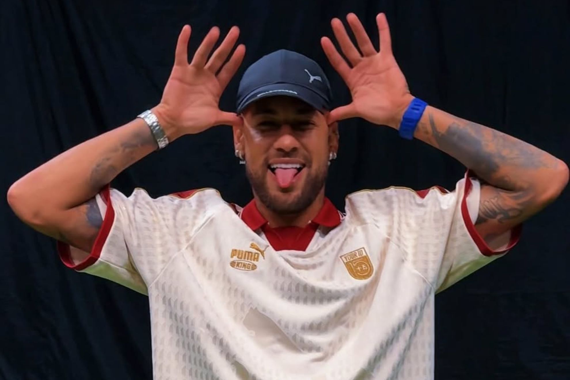 Neymar unveils fresh haircut