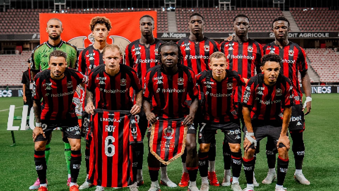 Pertandingan OGC Nice vs Le Mans di Allianz Riviera, Nice, dengan jersey peringatan dan suporter di tribun.