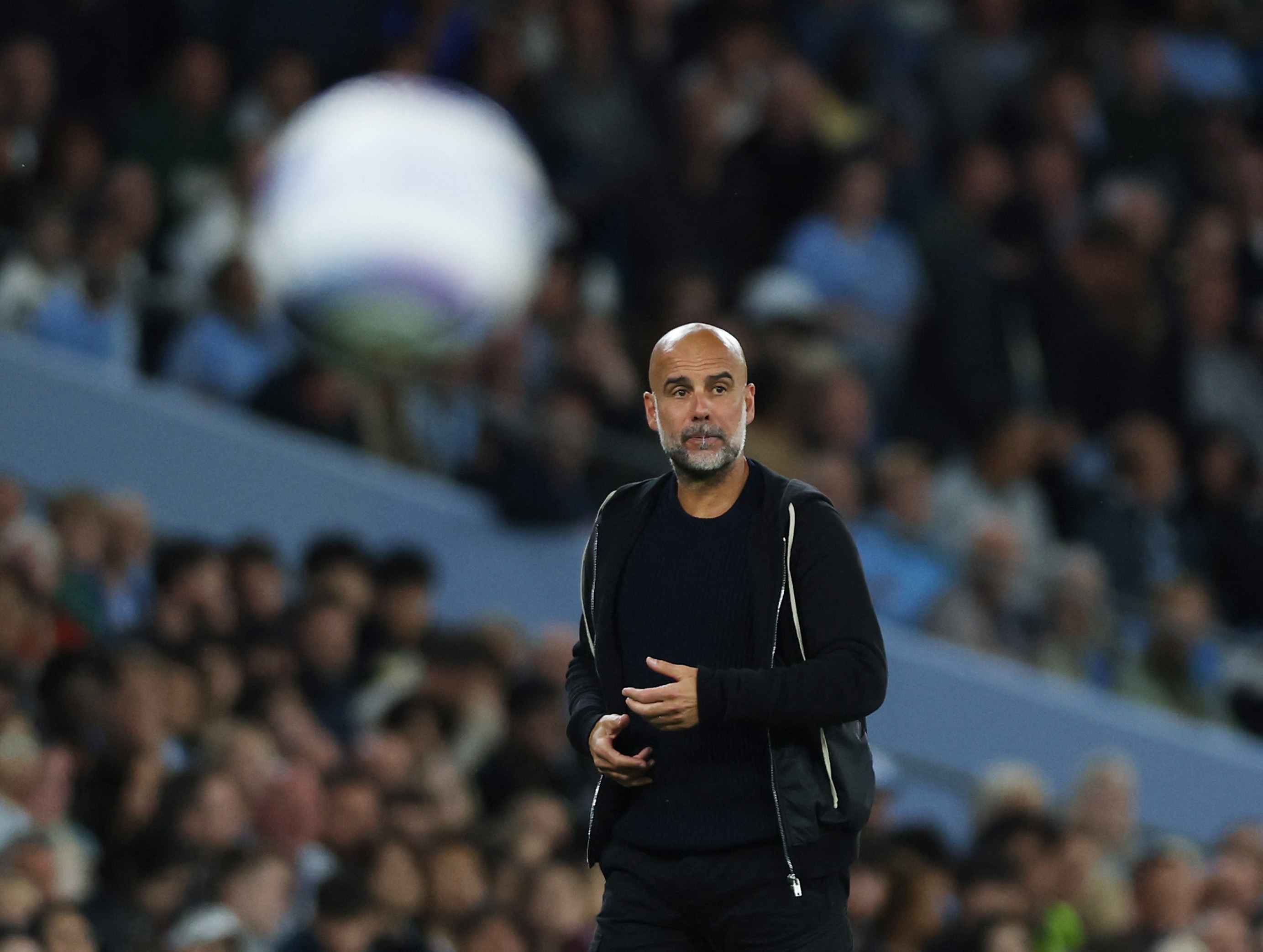 Pep Guardiola loin