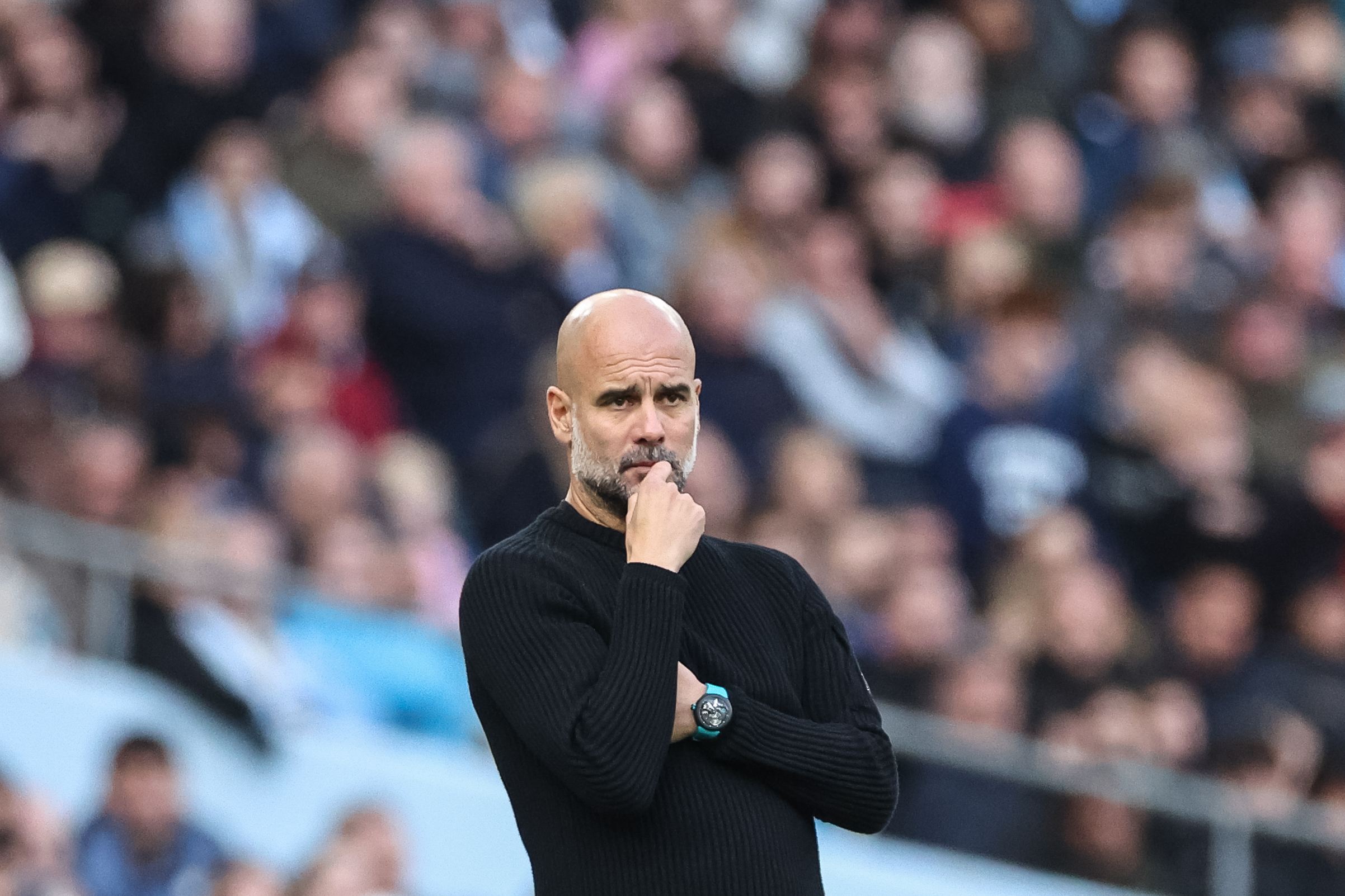 Pep Guardiola réfléchissant