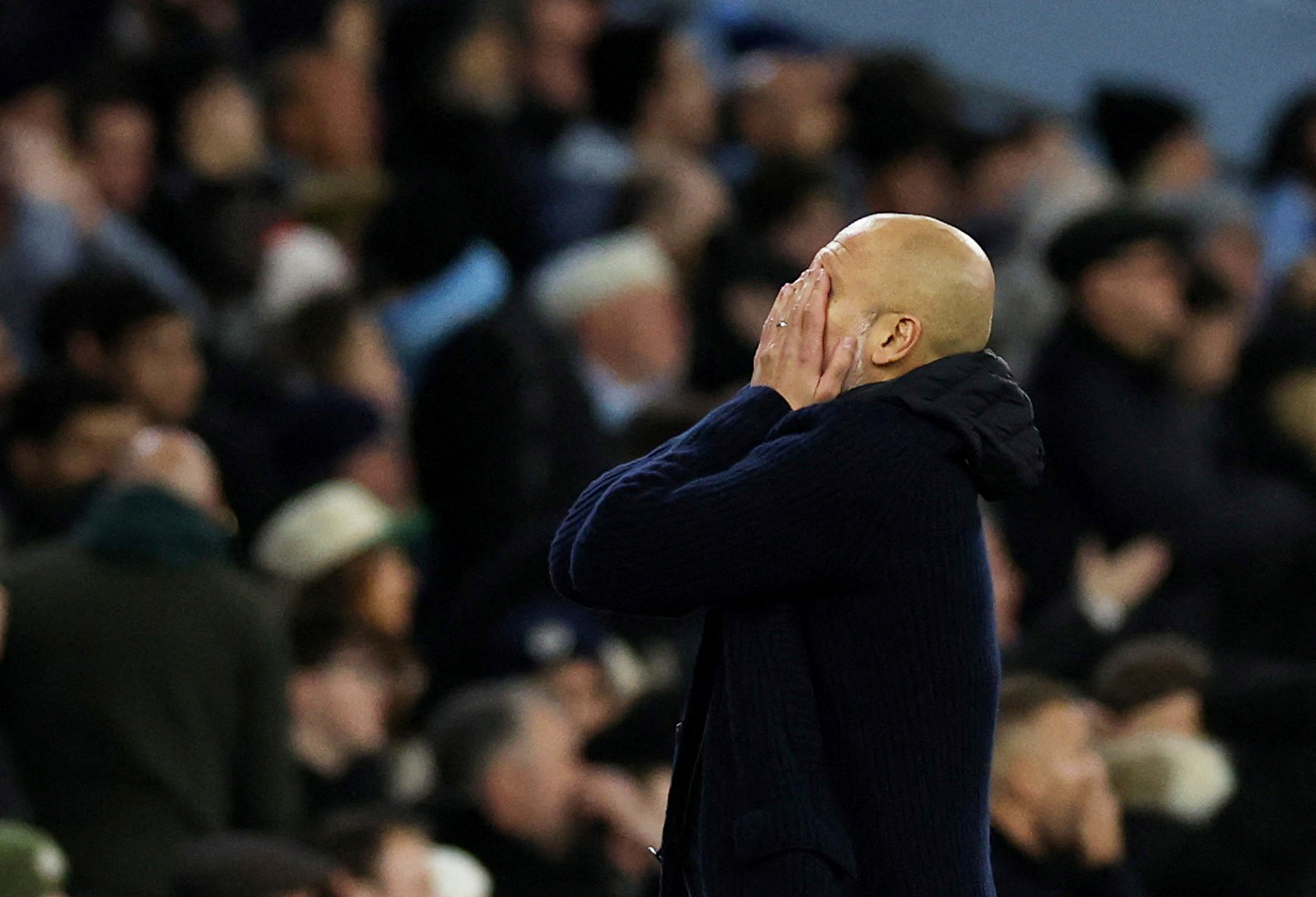 Pep Guardiola tête dans les mains