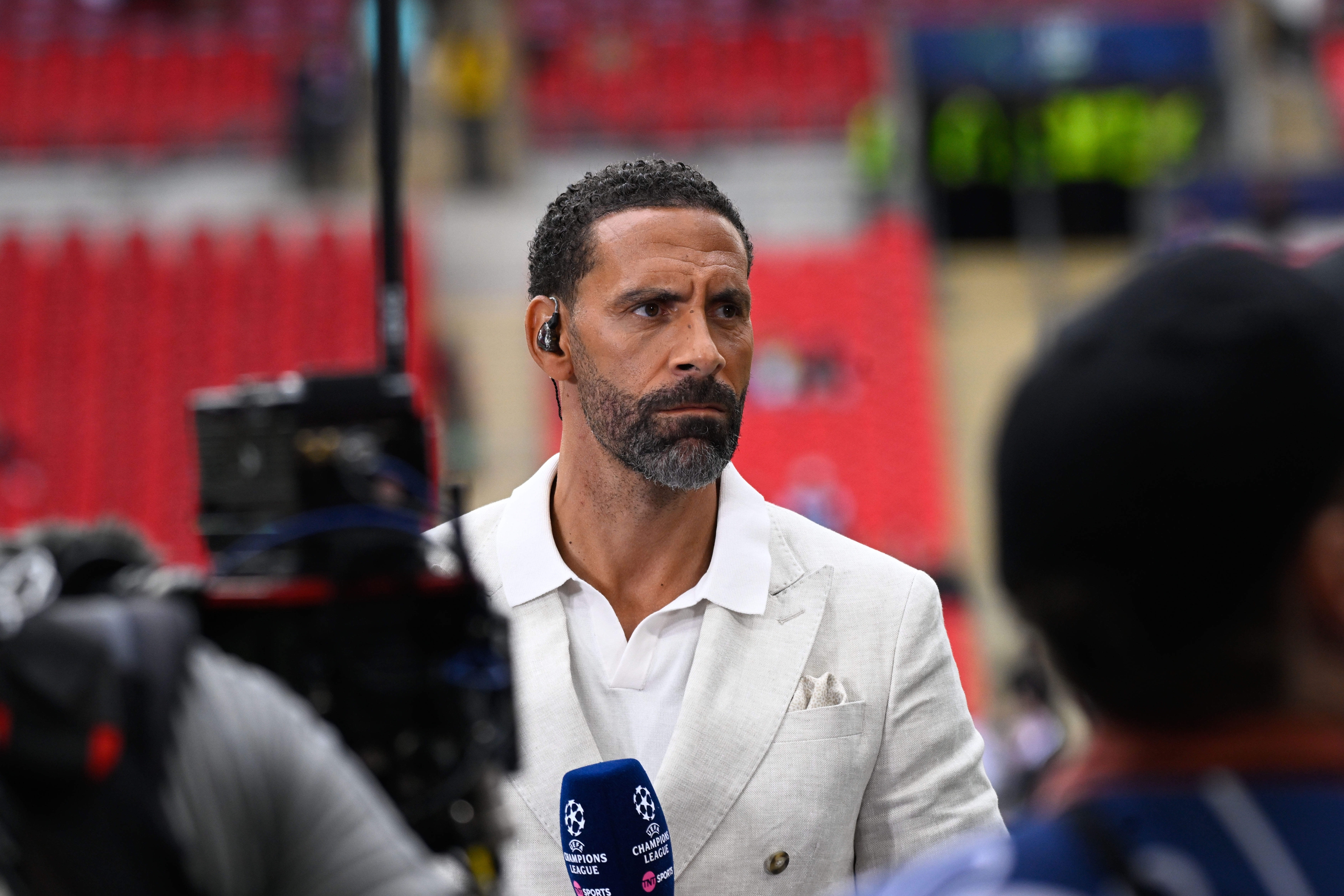 Rio Ferdinand micro en main