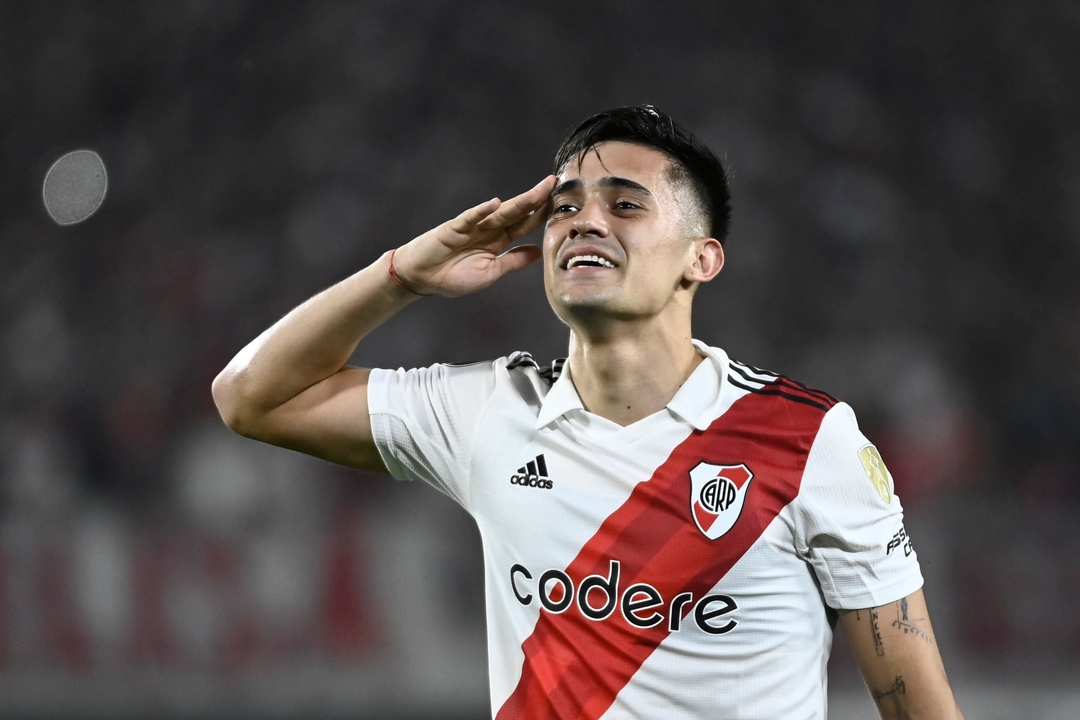 Coach Paulo Autori of Brazil's Athletico Paranaense scratches his head  during a Copa Libertadores round of sixteen second leg soccer match against  Argentina's River Plate at the Libertadores de America stadium in