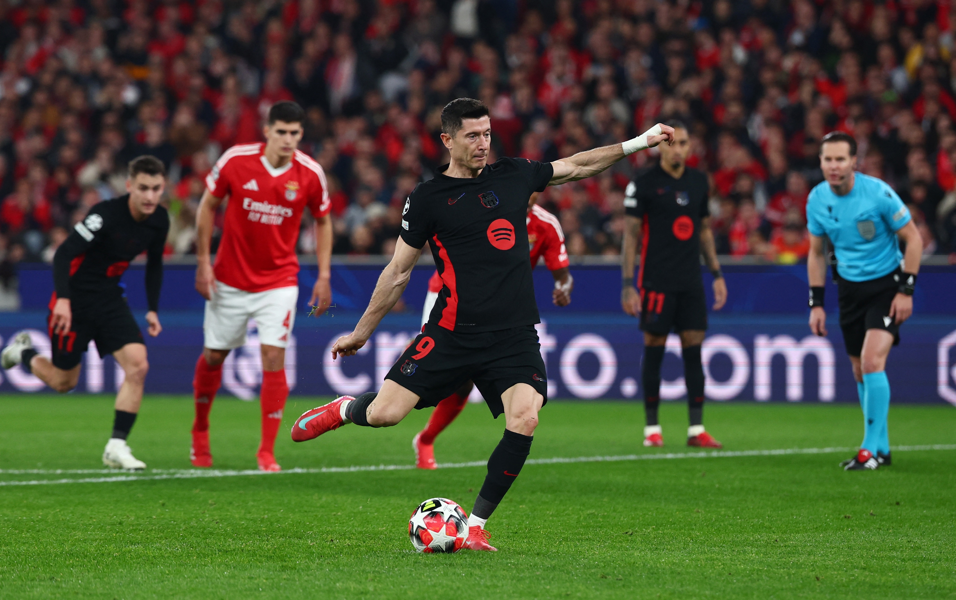 Robert Lewandowski penalty Benfica