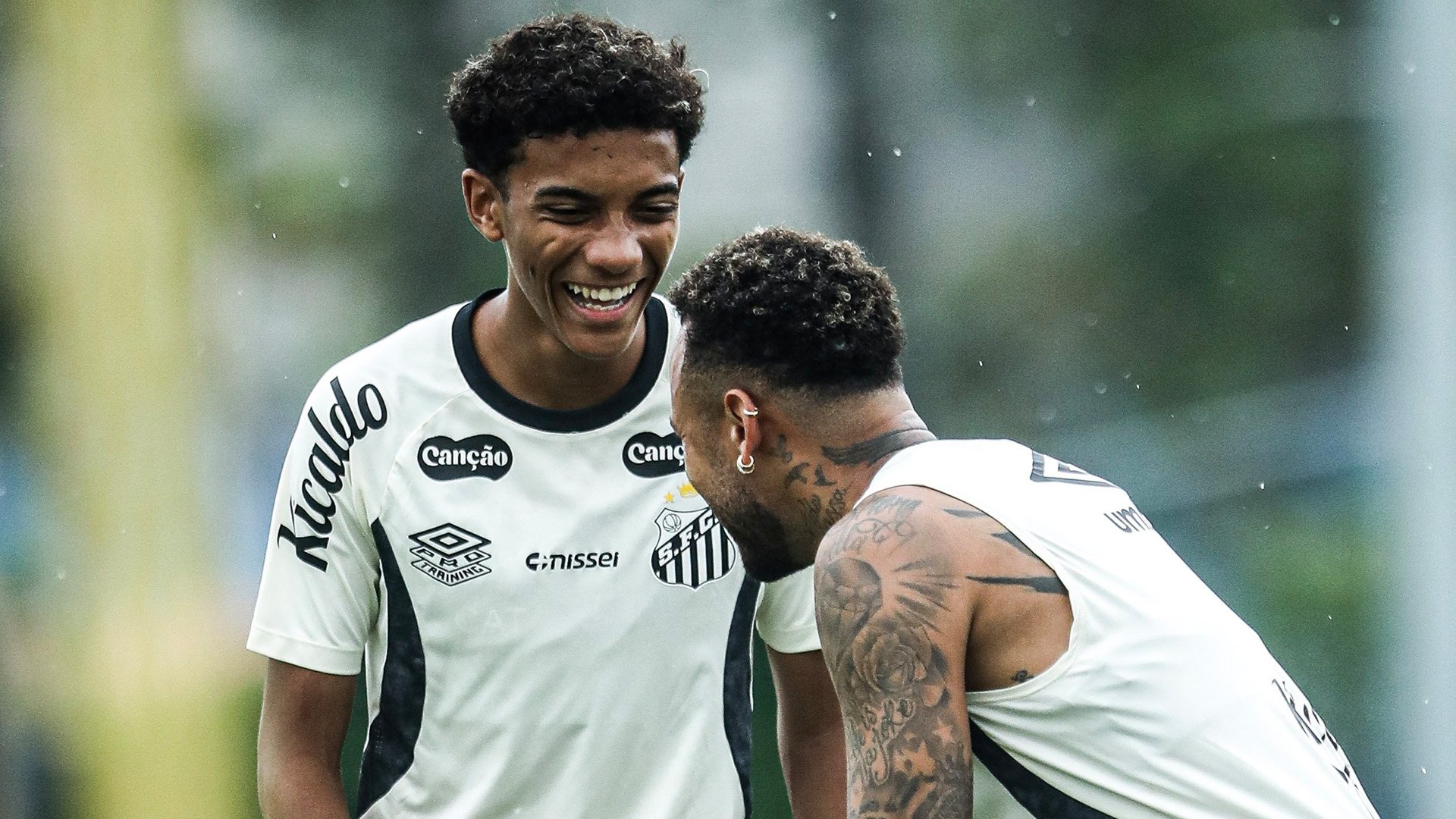 Robinho Jr. junto a Neymar