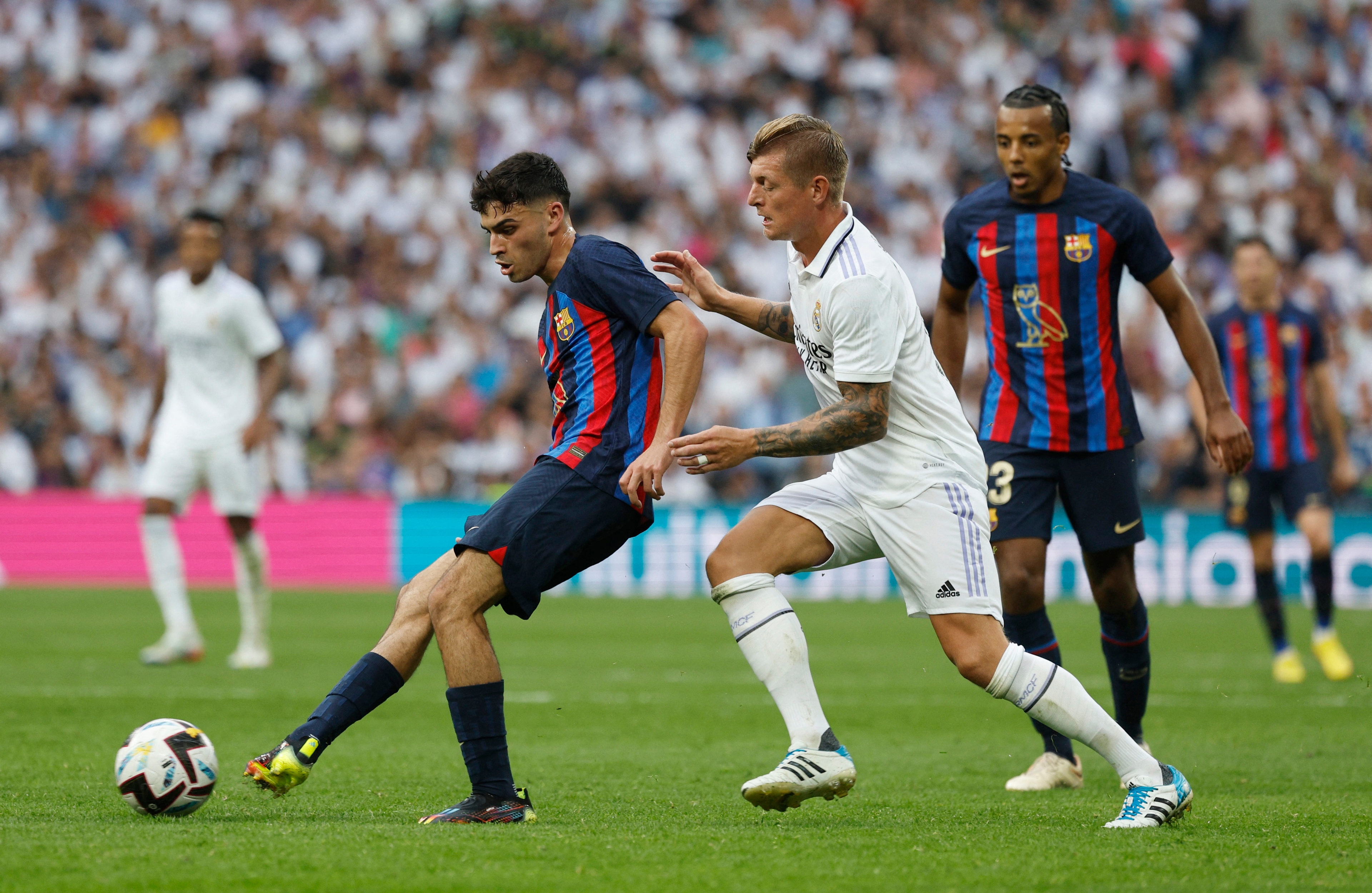 Toni Kroos sur Pedri