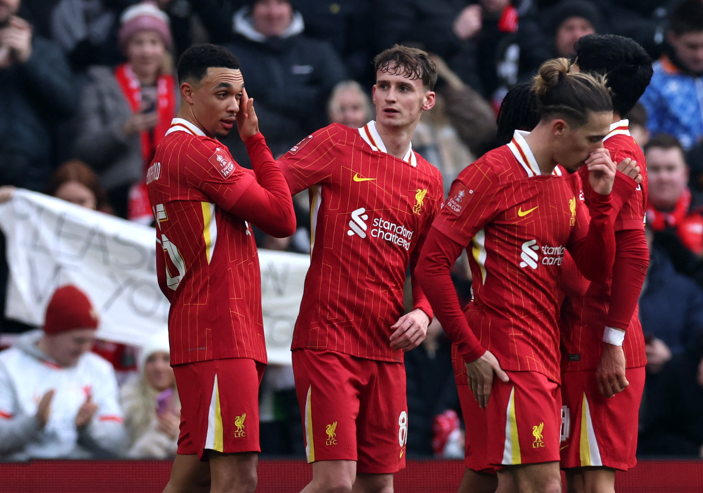 Tyler Morton à droite de Trent Alexander-Arnold